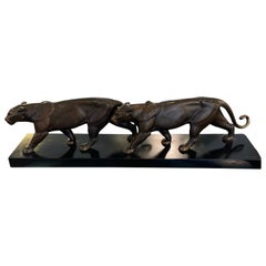 Sculpture Art Déco en bronze représentant deux panthères sur une base en marbre noir