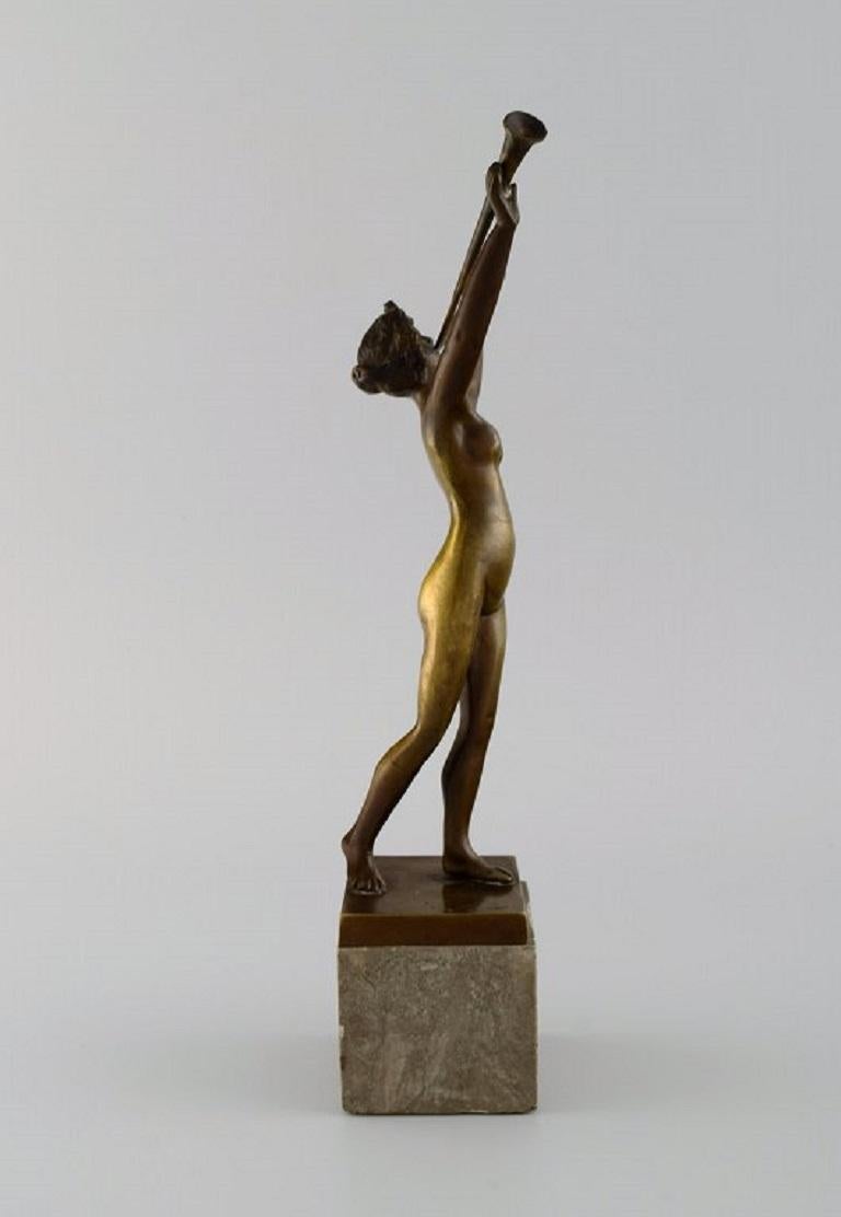 Art Deco bronze sculpture on a marble base. Lur-blowing naked woman. 1920s / 30s.
Measures: 30 x 15 cm
In excellent condition.
Signed, Merle.
Presumably French sculptor.