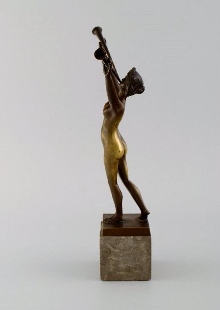 Art-déco-Bronze-Skulptur auf einem Marmorsockel, Lur-Blowing Nude Frau, 1920er / 30er Jahre (Art déco) im Angebot