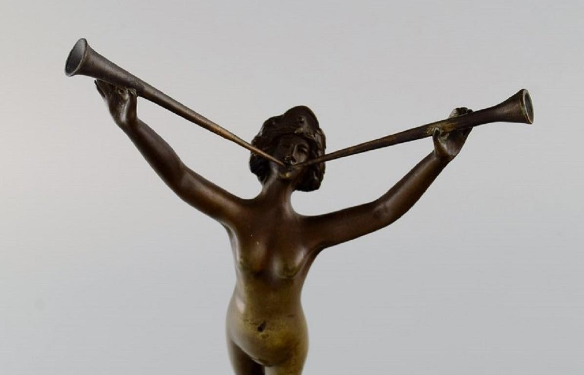 Art-déco-Bronze-Skulptur auf einem Marmorsockel, Lur-Blowing Nude Frau, 1920er / 30er Jahre (Französisch) im Angebot