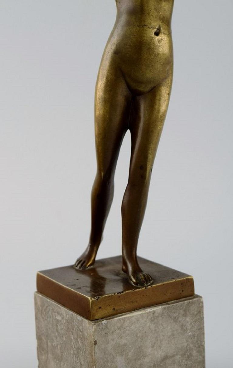Bronze Sculpture Art déco sur socle en marbre, femme nue soufflant de lur, années 1920/30 en vente