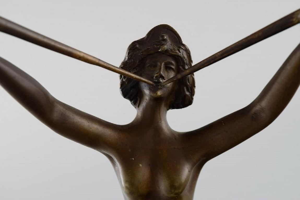 Art-déco-Bronze-Skulptur auf einem Marmorsockel, Lur-Blowing Nude Frau, 1920er / 30er Jahre (Frühes 20. Jahrhundert) im Angebot