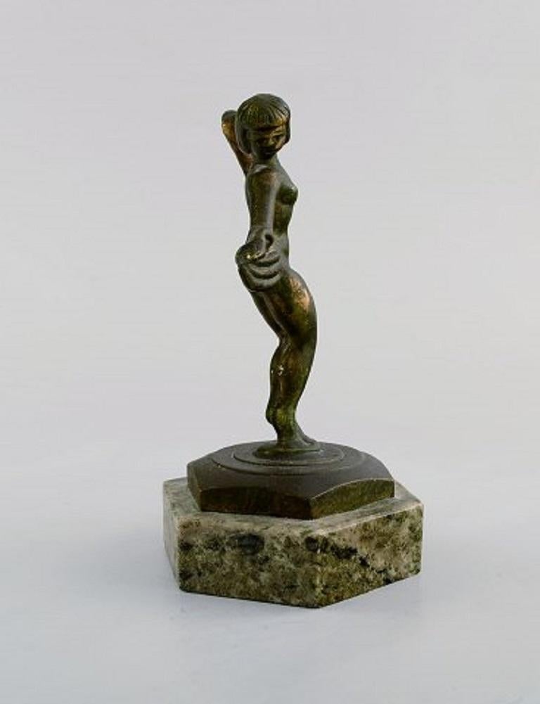 Art Deco bronze sculpture on a marble base. Young naked woman with a cloth, 1930s.
Measures: 13.5 x 8 cm.
In very good condition.