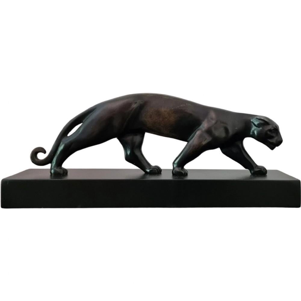 Une panthère en bronze Art Déco de Luc ( Lucien Alliot ) signée à l'arrière de la queue, estampillée bronze. 

Très bien conservée, d'origine, patine brun foncé (presque noire). Pièce difficile à trouver en très bon état vintage avec des signes