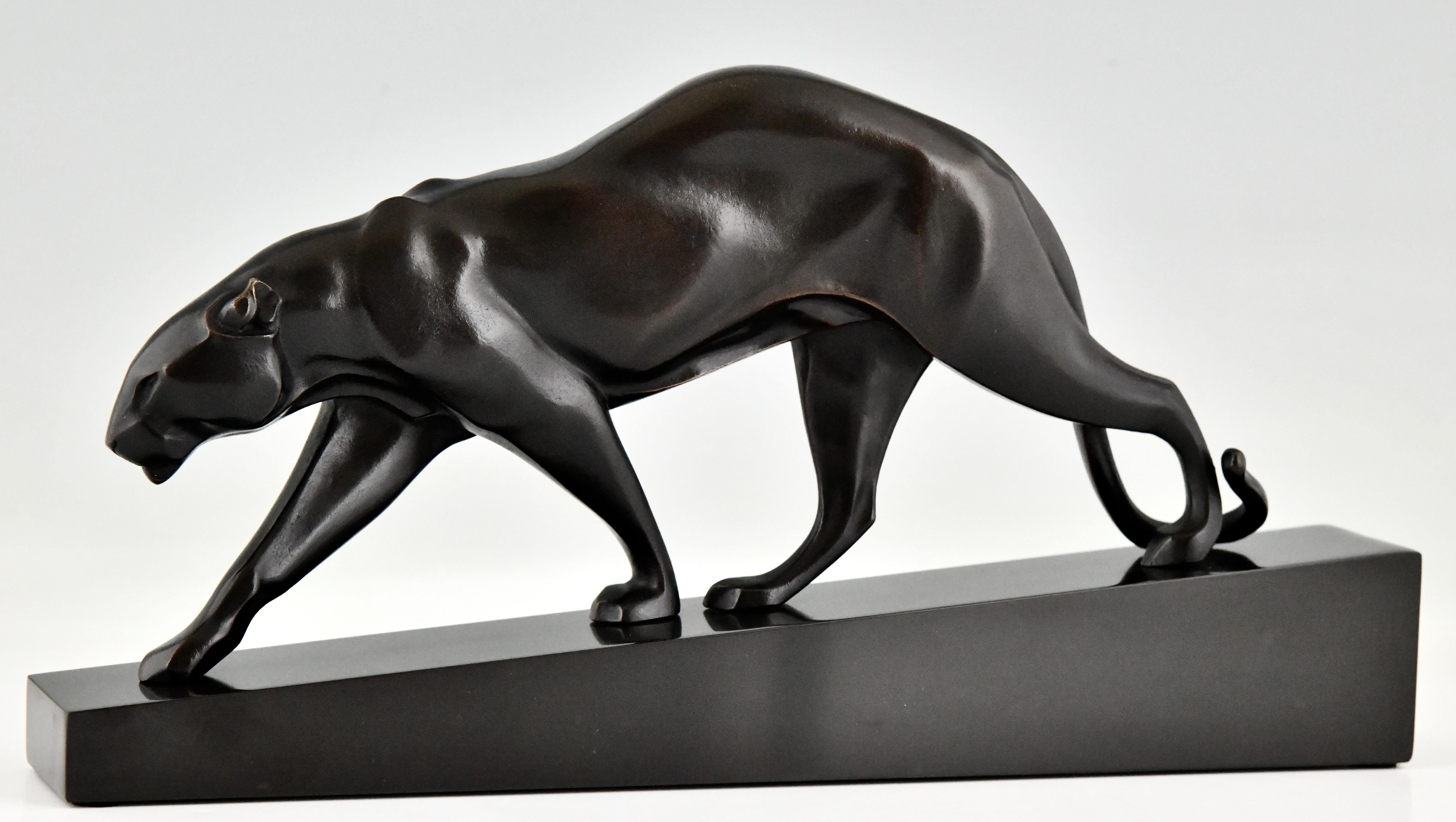 Escultura Art Déco en bronce de una pantera, obra de Maurice Prost.
Firmado M. Prost y Susse Frères Editeurs Paris. 37 cm. 
Bronce con pátina negra sobre una base de mármol negro belga. 
Este bronce se ilustra en:
Bronces artísticos, Michael Forrest