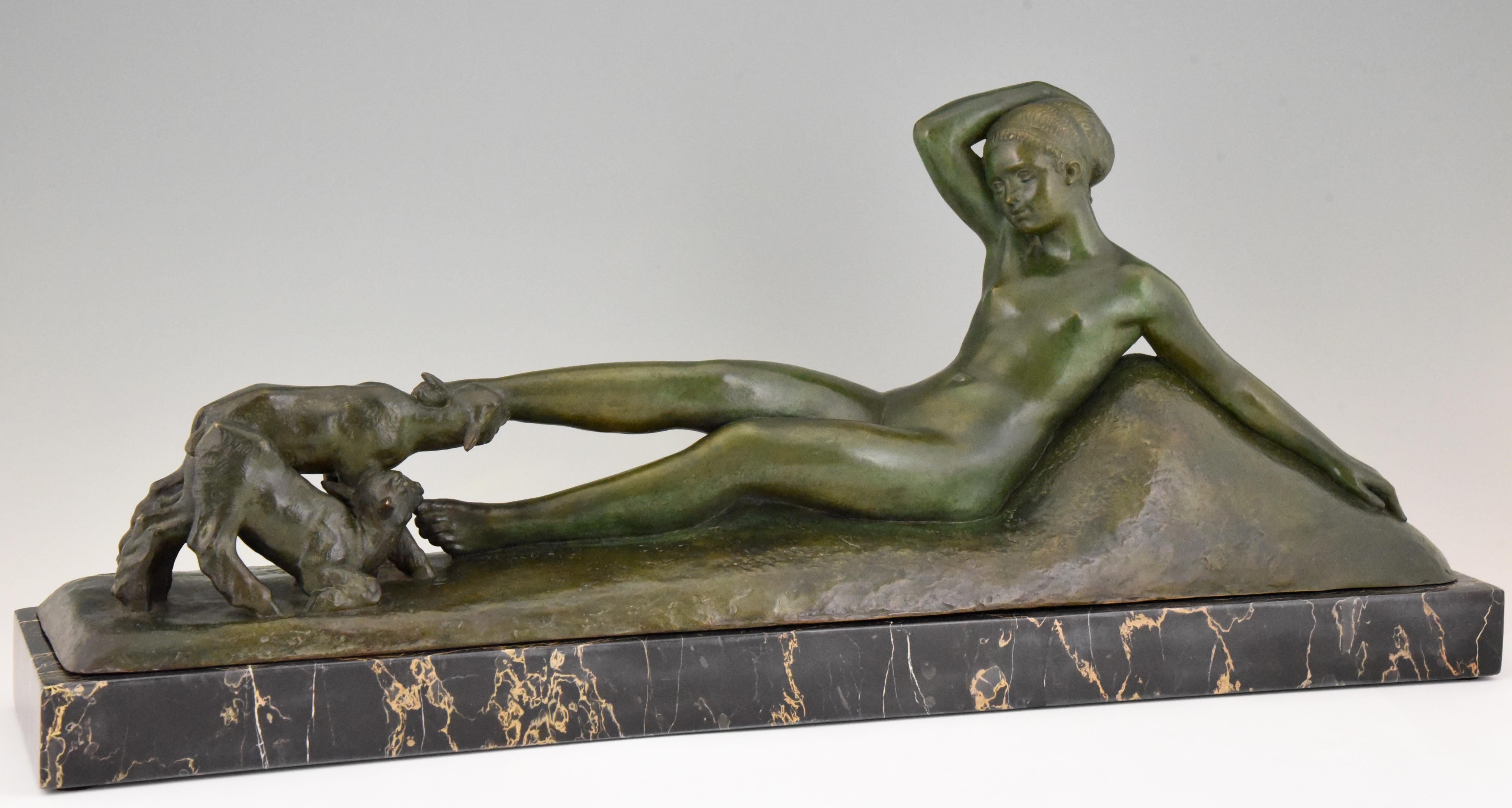 Beeindruckende Art-déco-Bronzeskulptur eines liegenden Aktes, der mit zwei Ziegen spielt. Signiert von dem französischen Künstler Georges Gori, mit der Gießereimarke La Pointe, Wachsausschmelzverfahren, cire perdue. Die Bronze hat eine schöne grüne