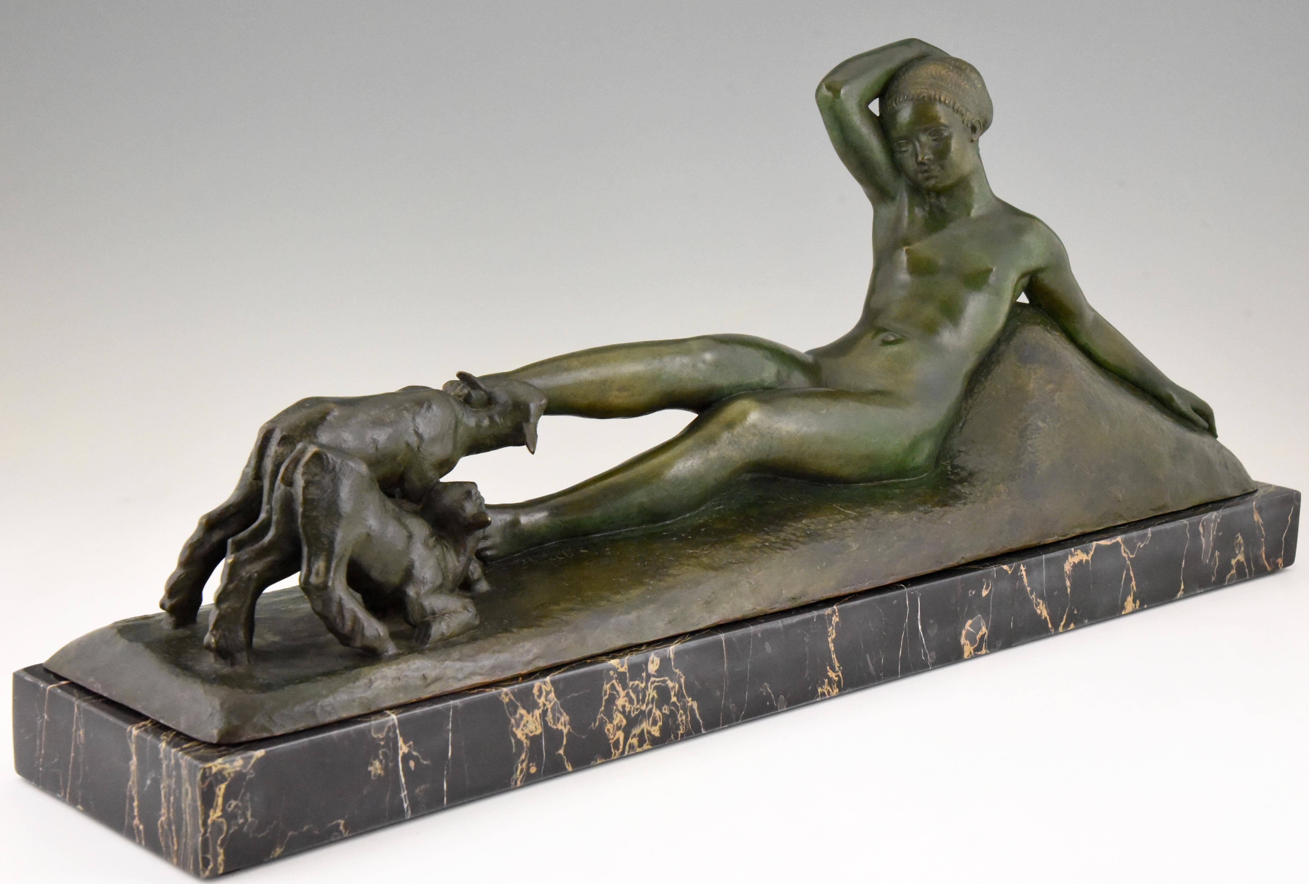 Art Deco Bronzeskulptur Liegender Akt mit Ziegen Georges Gori:: Frankreich:: 1930 (Art déco) im Angebot