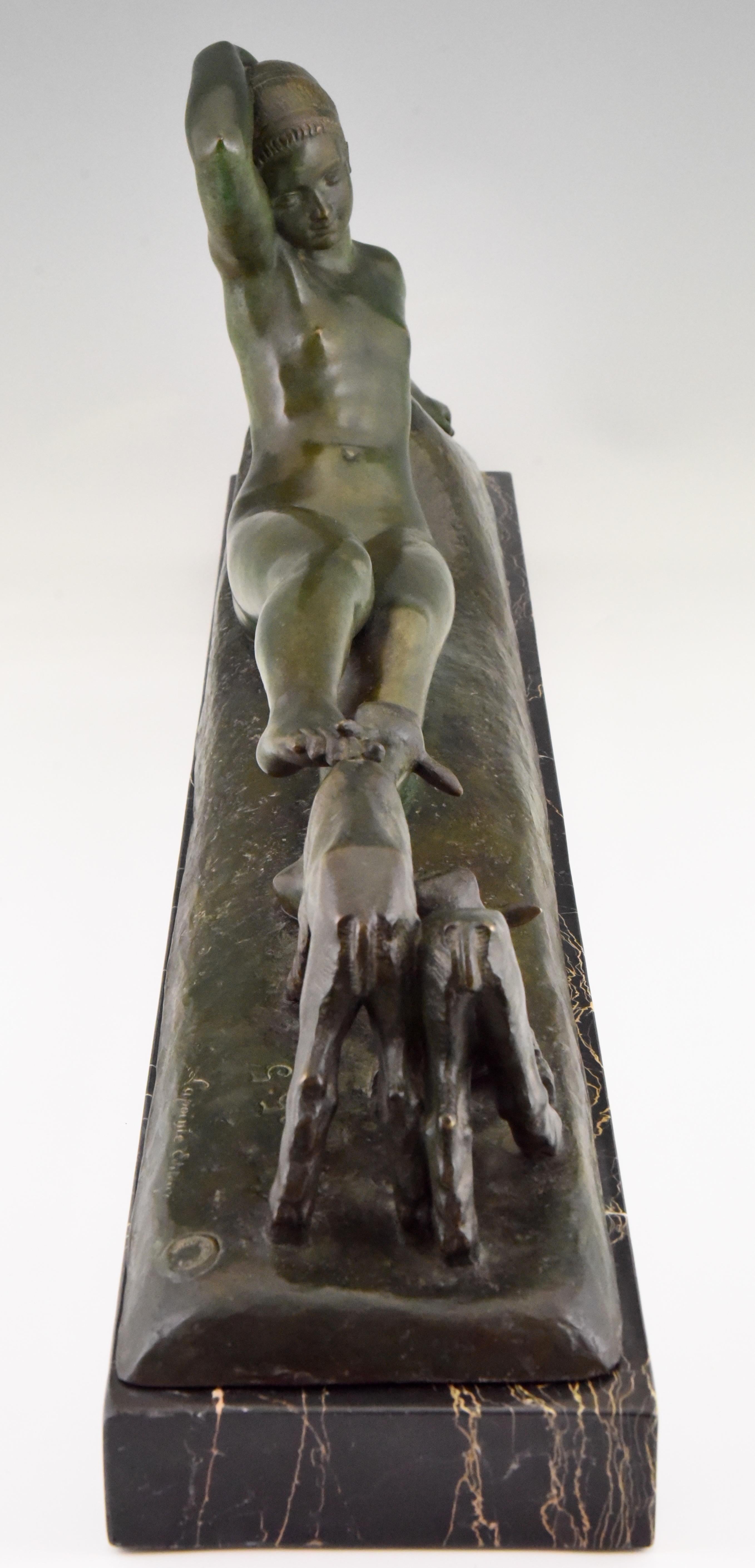 Escultura Art Déco de bronce Desnudo reclinado con cabras Georges Gori, Francia, 1930 Francés en venta