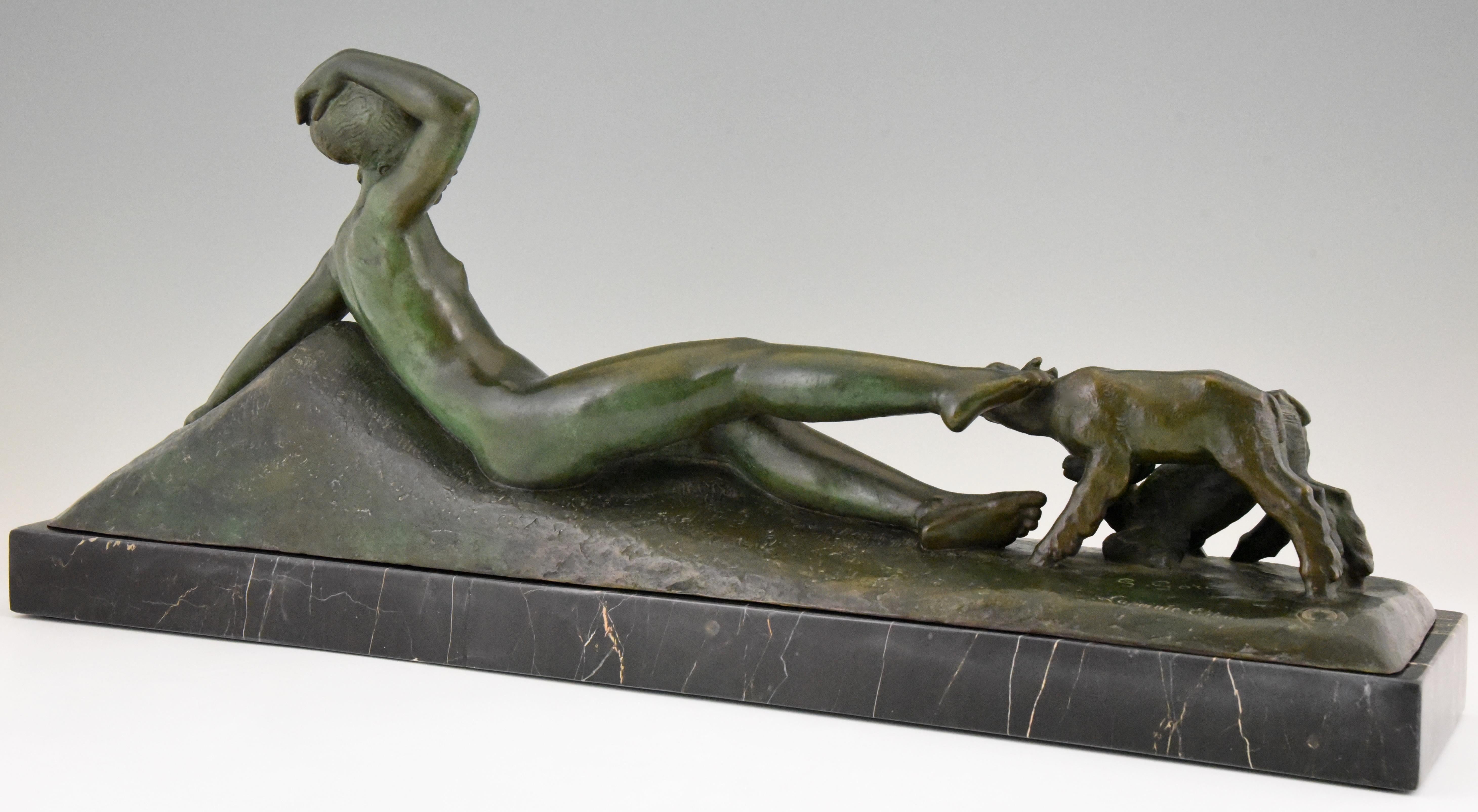 Patiné Sculpture en bronze Art Déco:: Nu couché avec des chèvres Georges Gori:: France:: 1930 en vente