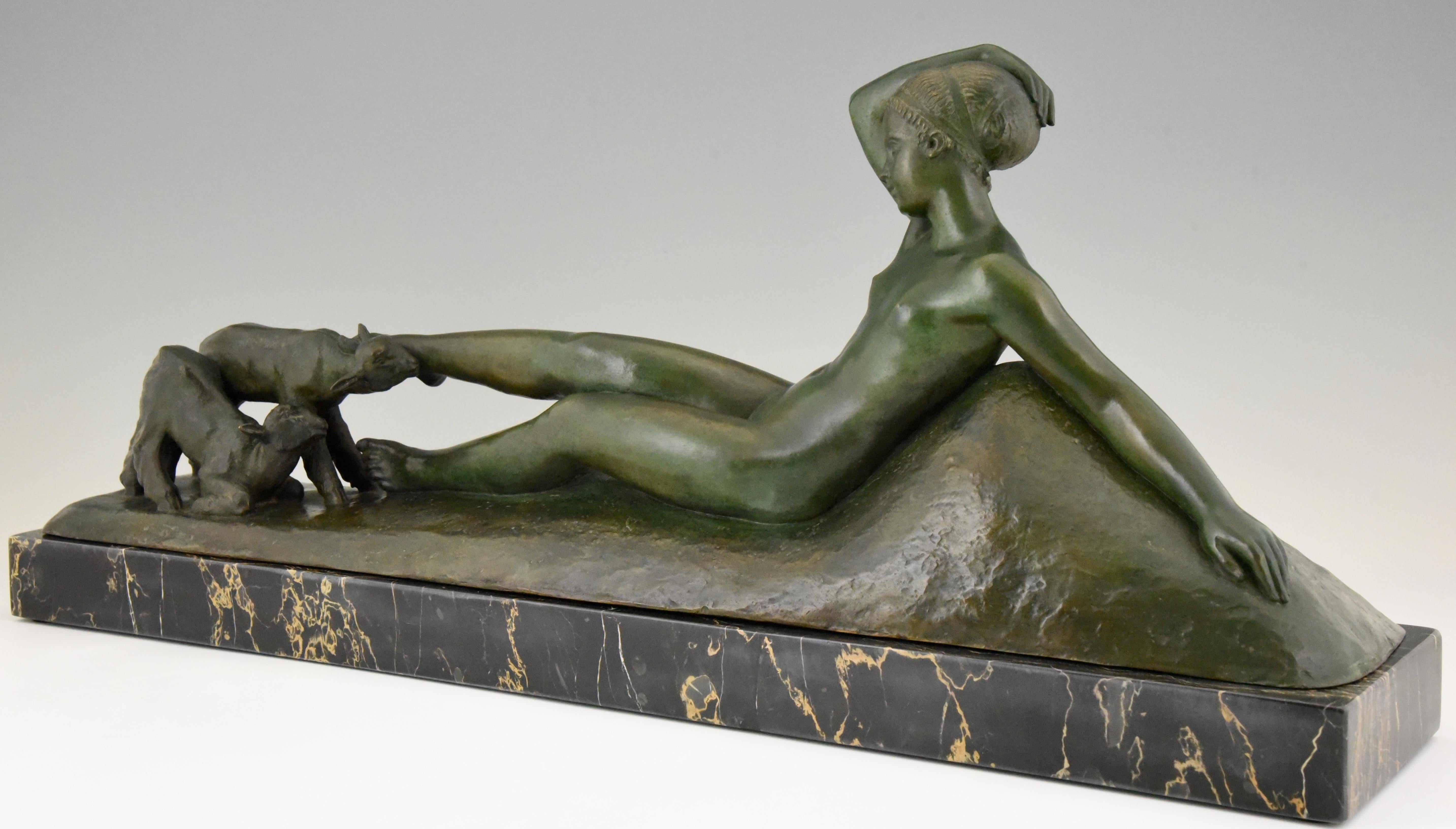 Escultura Art Déco de bronce Desnudo reclinado con cabras Georges Gori, Francia, 1930 Bronce en venta
