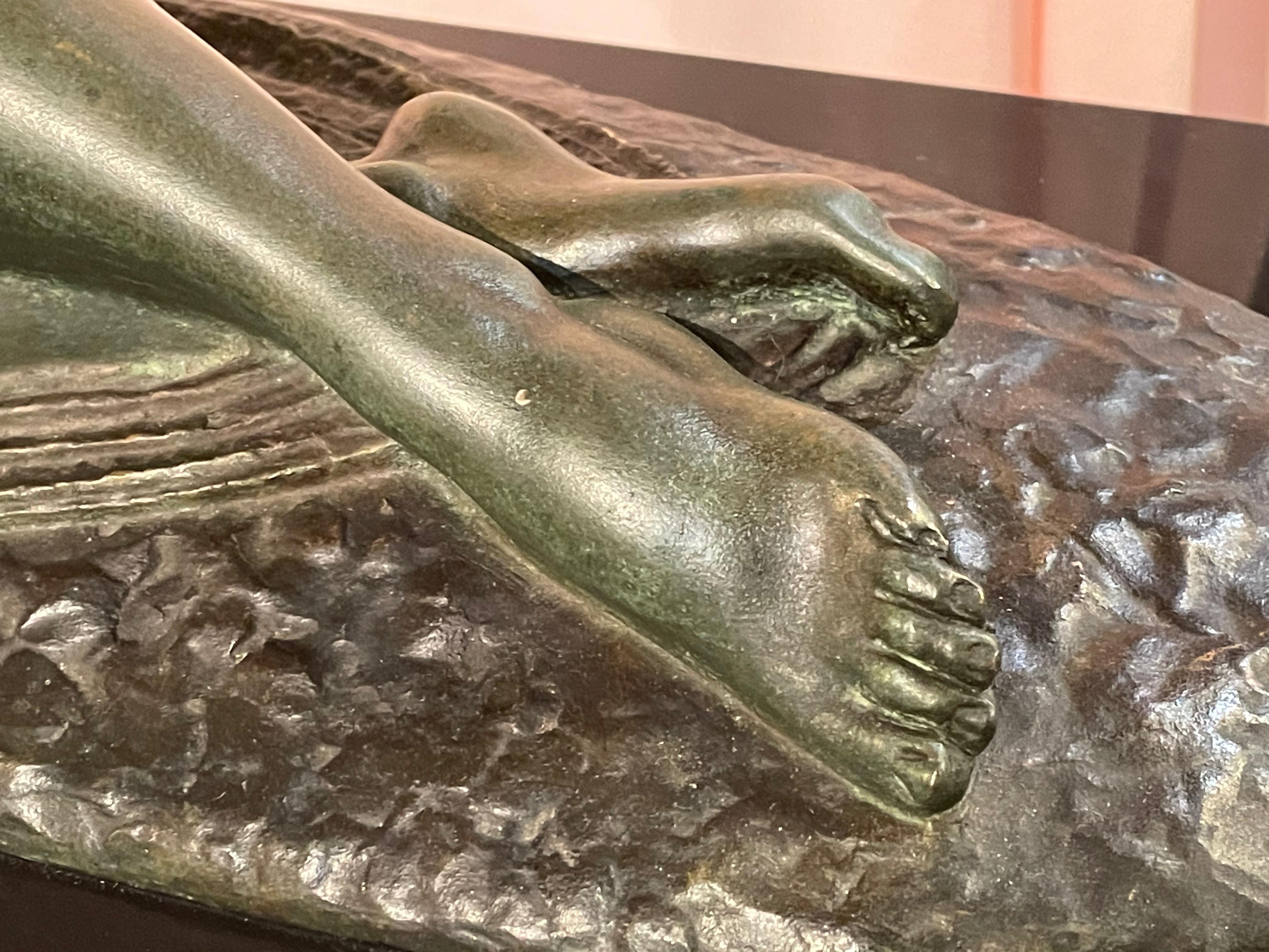 Art déco Sculpture en bronze Art Déco - Femme couchée debout par Darcles en vente