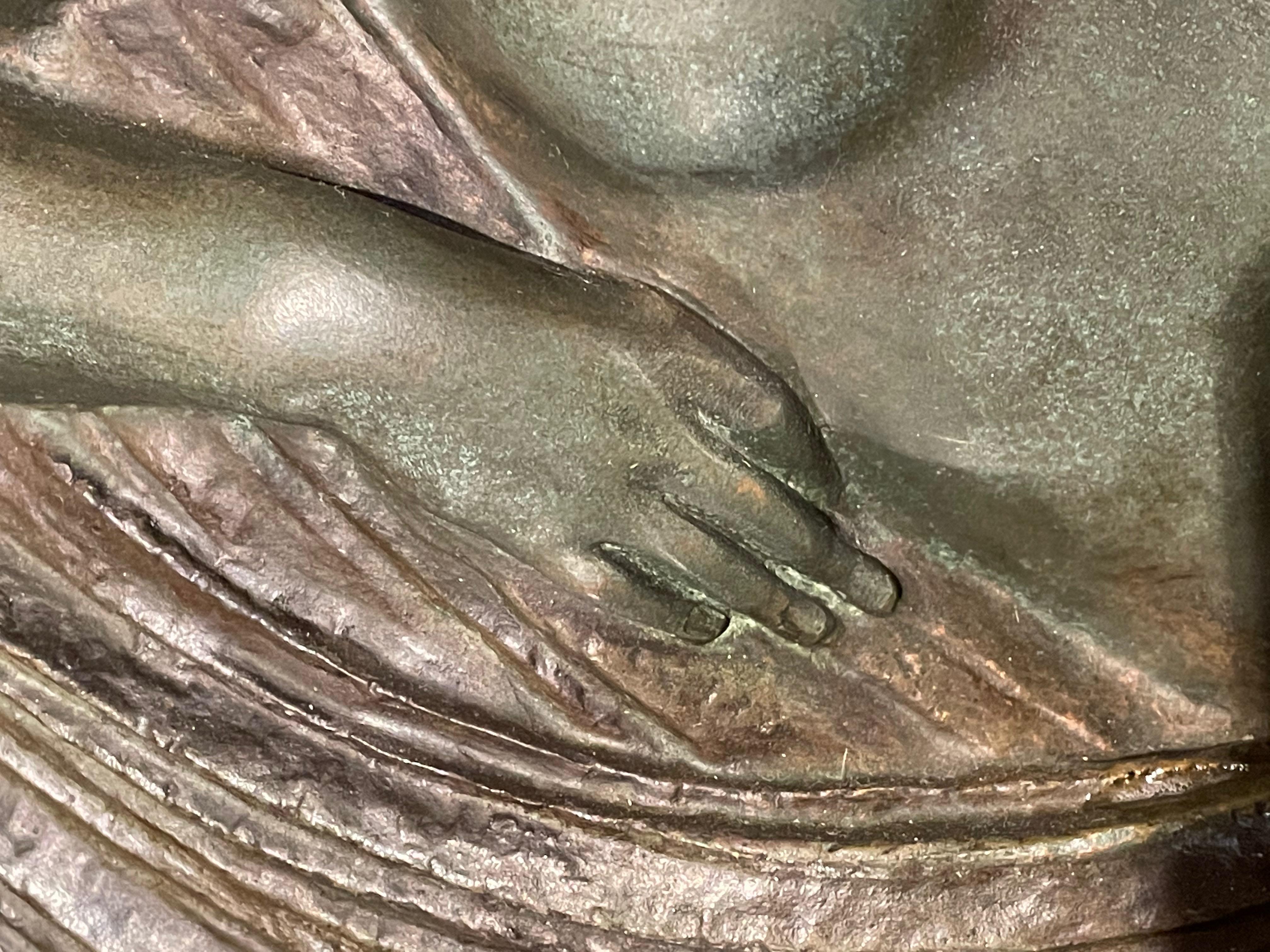 Français Sculpture en bronze Art Déco - Femme couchée debout par Darcles en vente