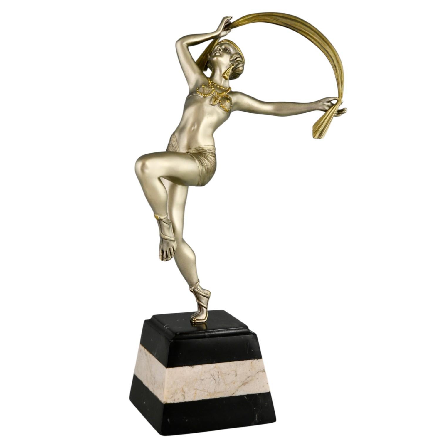 Una cautivadora escultura Art Déco de bronce titulada Bailarina del pañuelo, creada por el artista francés R. Varnier hacia 1925. Esta elegante figura capta la gracia y el movimiento de una bailarina en plena actuación, su pañuelo fluido añade una