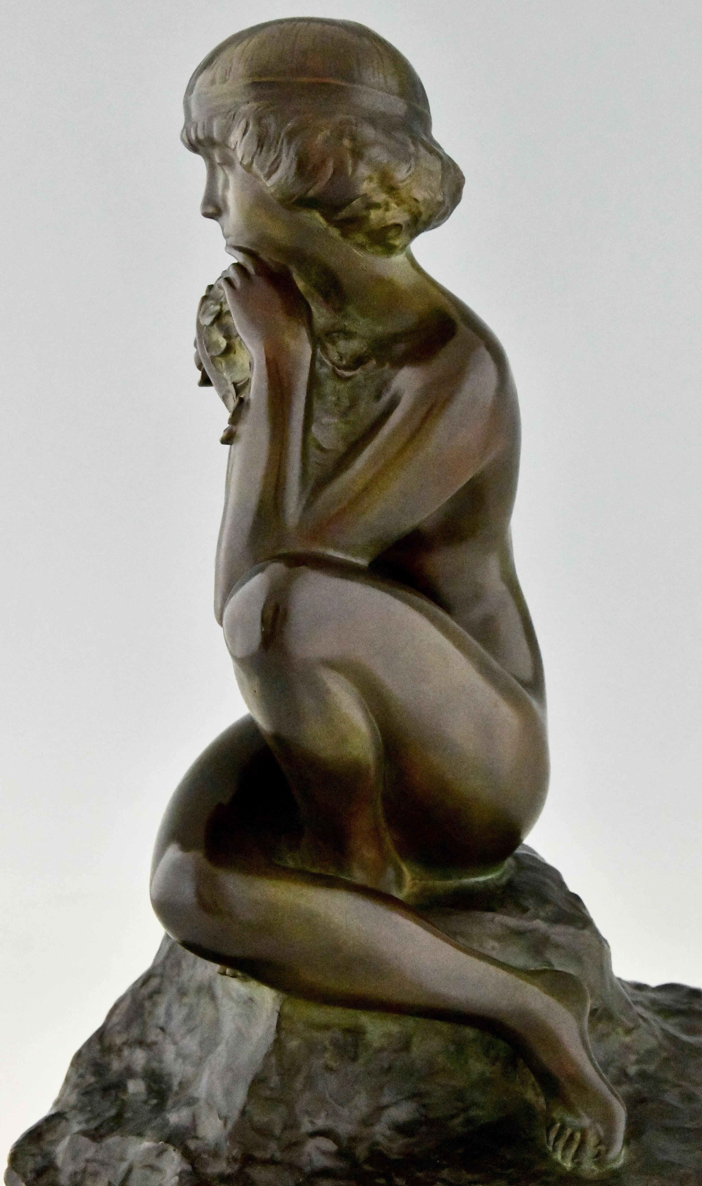 Art-Déco-Bronze-Skulptur eines sitzenden Akts mit Blumen von Real Del Sarte, 1920 im Angebot 3