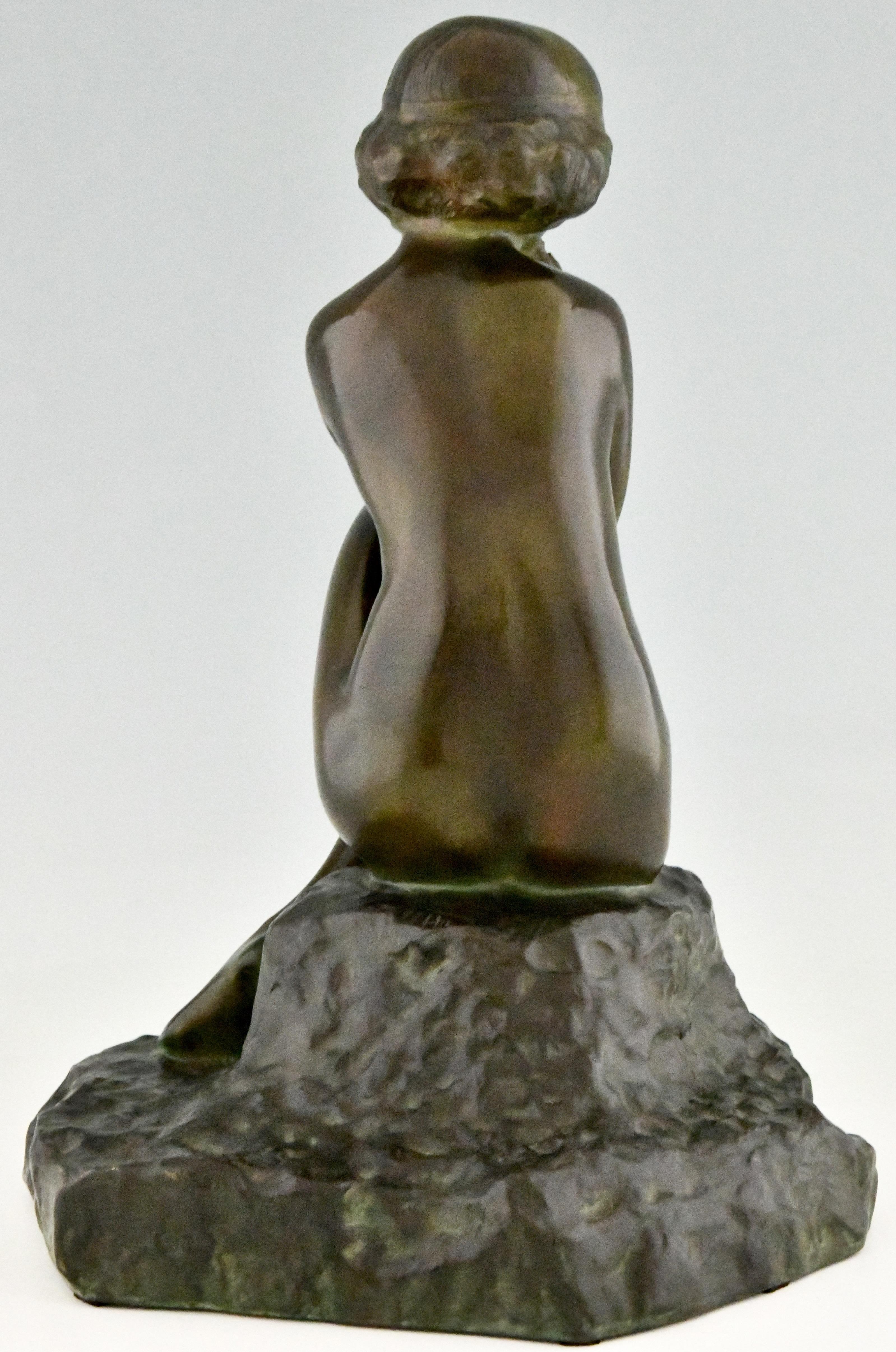 Art-Déco-Bronze-Skulptur eines sitzenden Akts mit Blumen von Real Del Sarte, 1920 (Patiniert) im Angebot