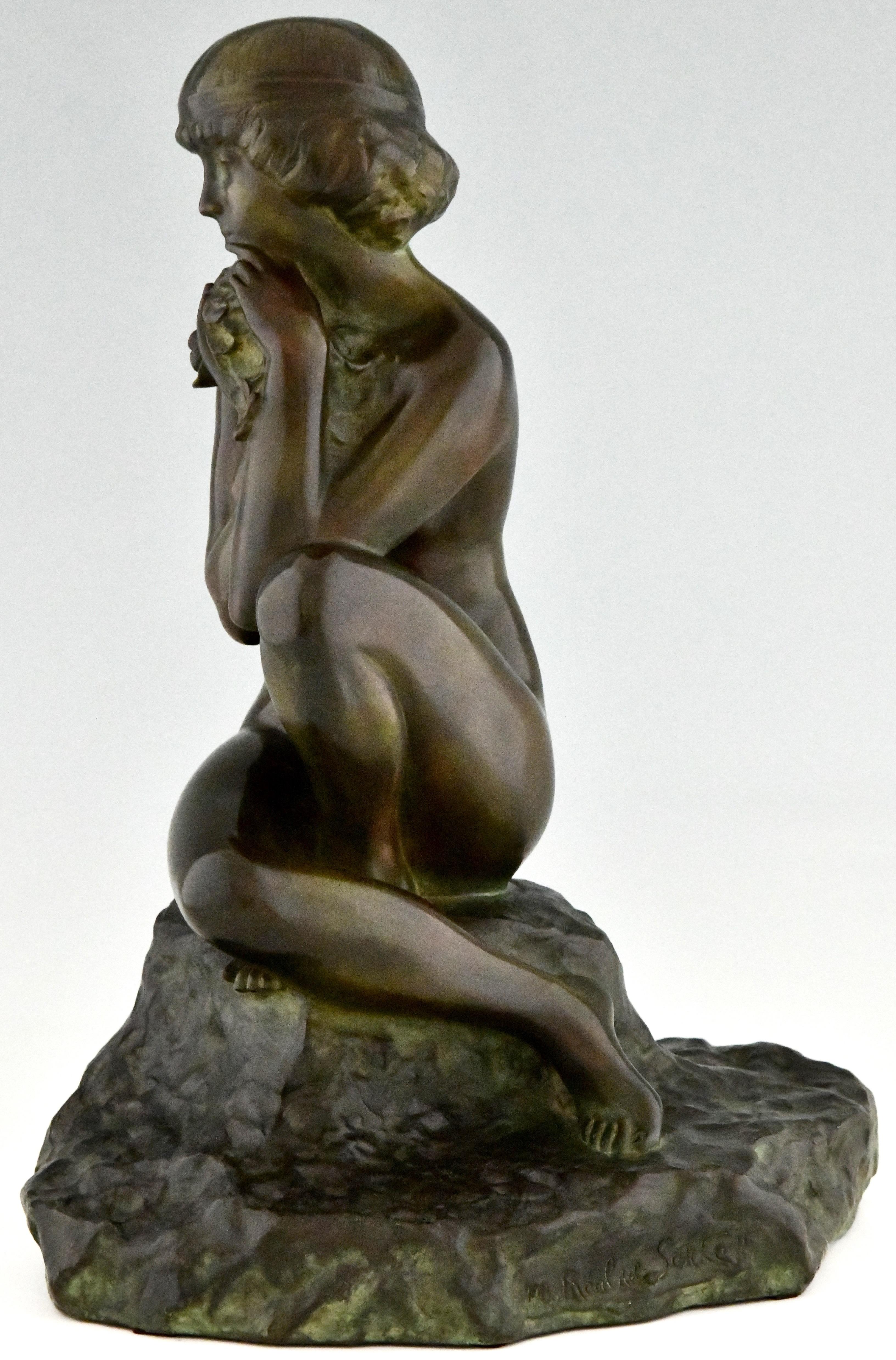 Art-Déco-Bronze-Skulptur eines sitzenden Akts mit Blumen von Real Del Sarte, 1920 (Frühes 20. Jahrhundert) im Angebot