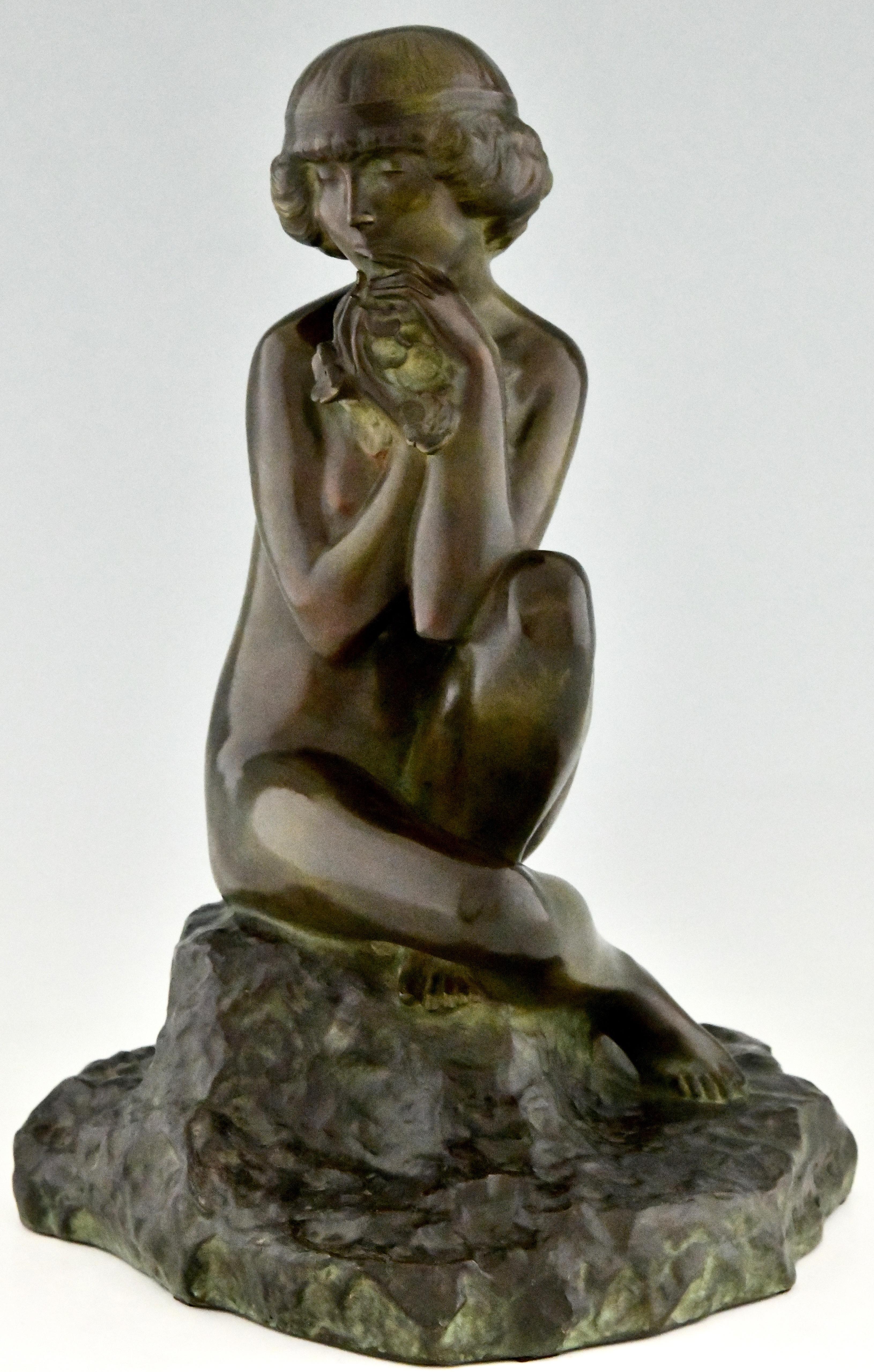 Bronze Sculpture en bronze Art Déco - Nu assis avec fleurs par Real Del Sarte, 1920 en vente