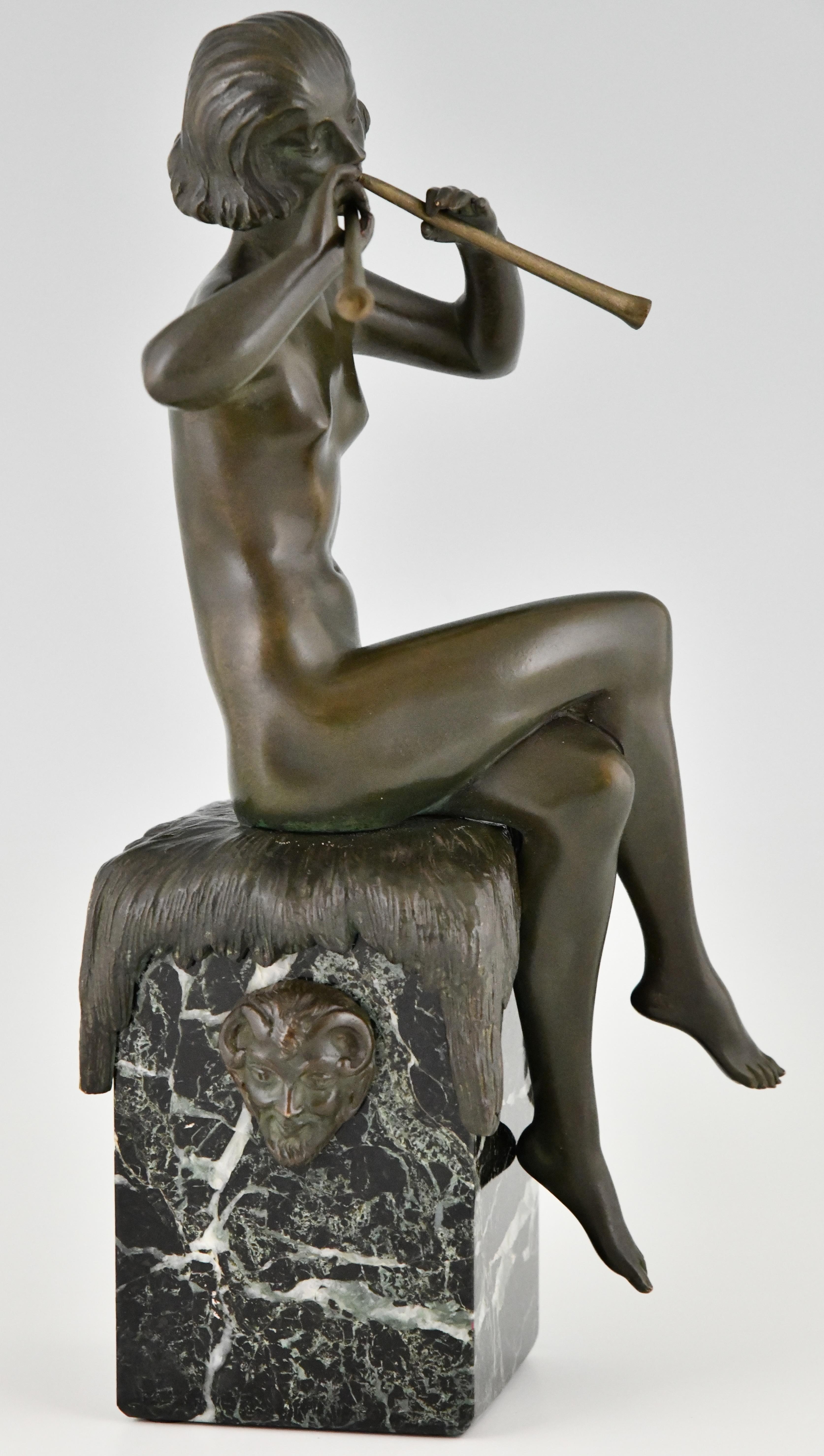 Scultura in bronzo Art Deco con nudo seduto e flauti firmata Matto.
Pseudonimo di Marcel-André Bouraine.
Fonderia Marcel Guillemard. Numero di timbro. 
Bronzo con patina verde su una base di marmo verde.
Francia 1930.
Letteratura:
Scultura Art Deco