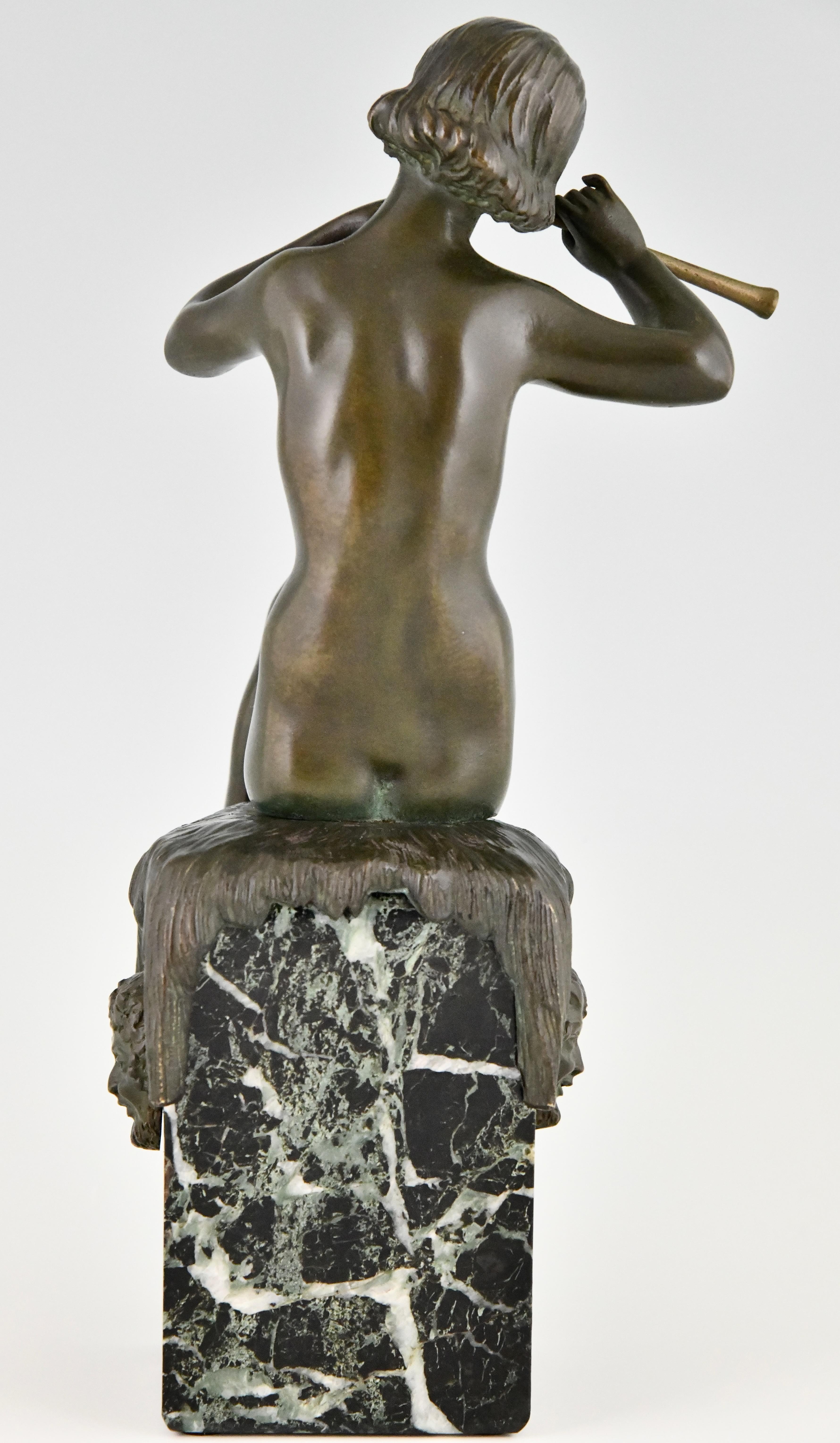 Francese Scultura in bronzo Art Deco con nudo seduto e flauti di Matto Marcel Bouraine 1930 in vendita
