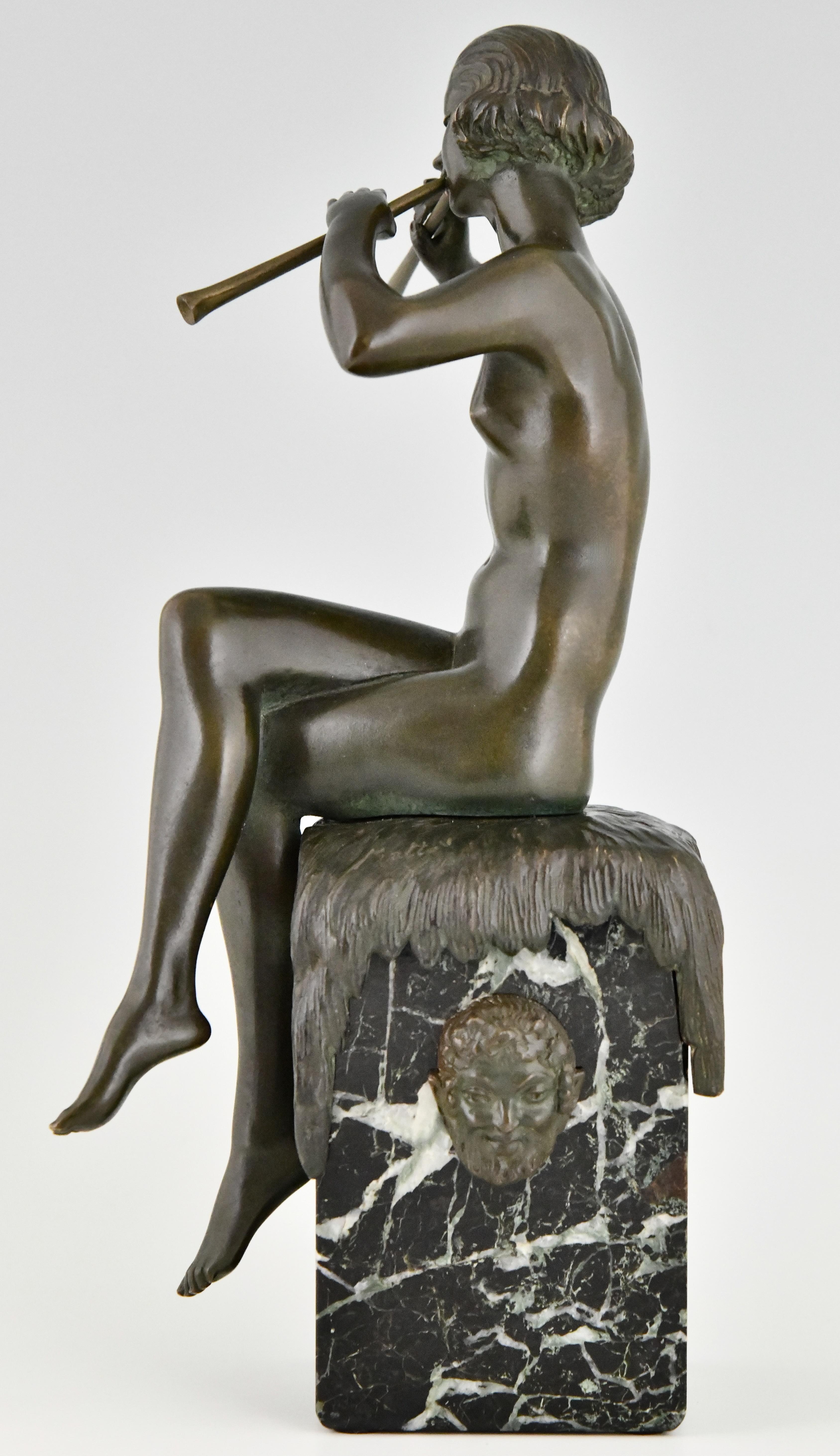 Patinato Scultura in bronzo Art Deco con nudo seduto e flauti di Matto Marcel Bouraine 1930 in vendita