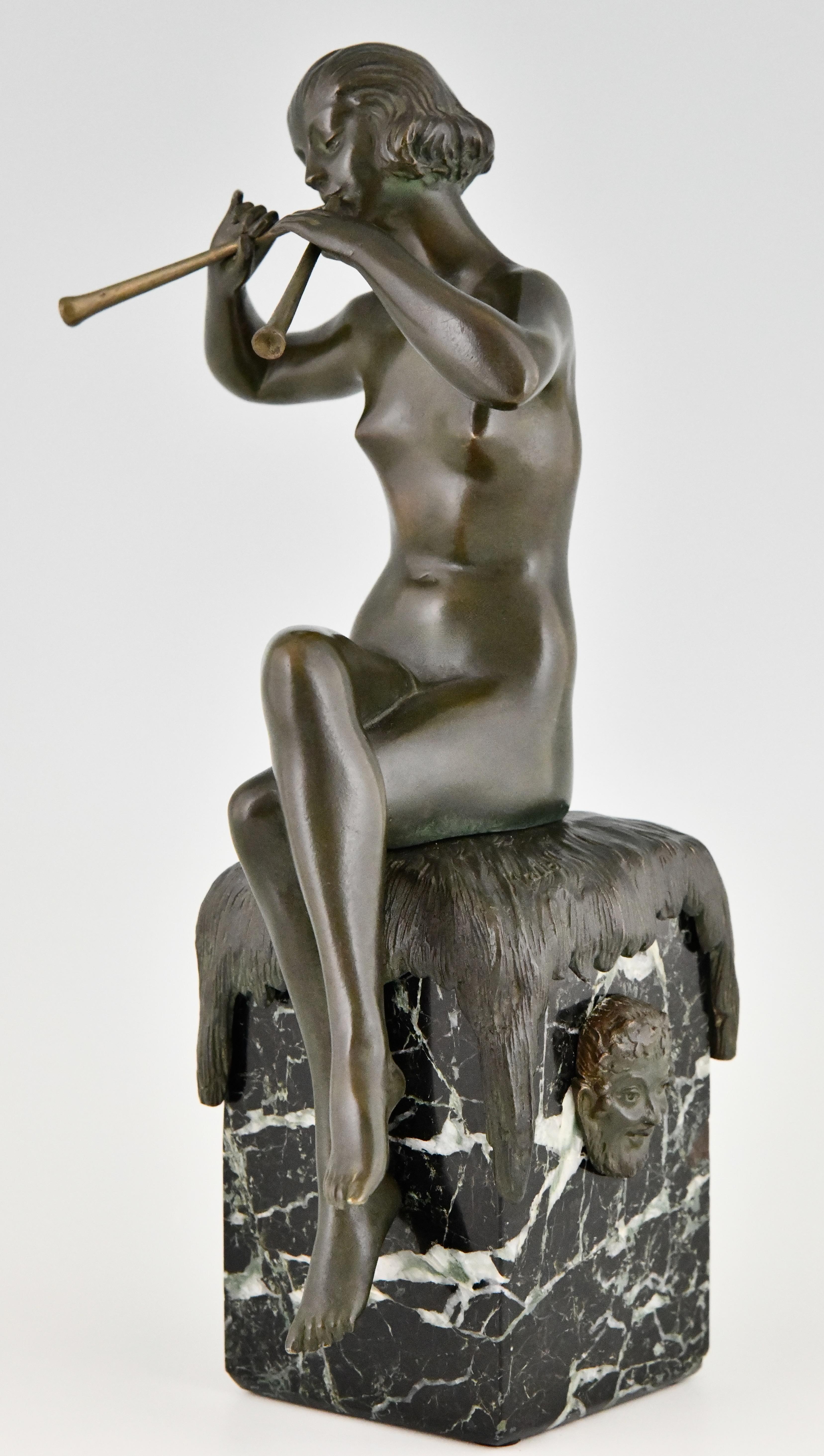 Scultura in bronzo Art Deco con nudo seduto e flauti di Matto Marcel Bouraine 1930 In condizioni buone in vendita a Antwerp, BE