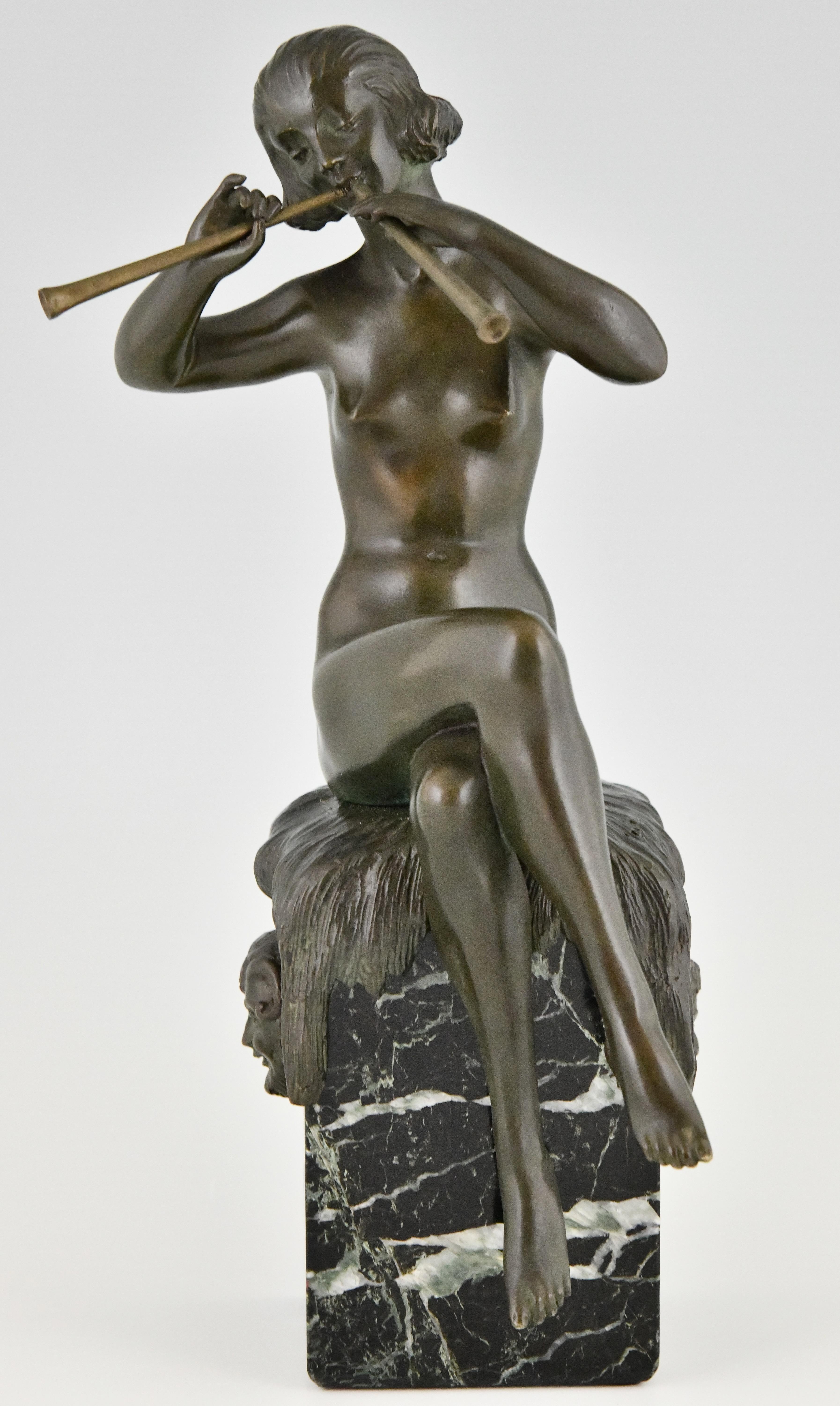 Metà XX secolo Scultura in bronzo Art Deco con nudo seduto e flauti di Matto Marcel Bouraine 1930 in vendita