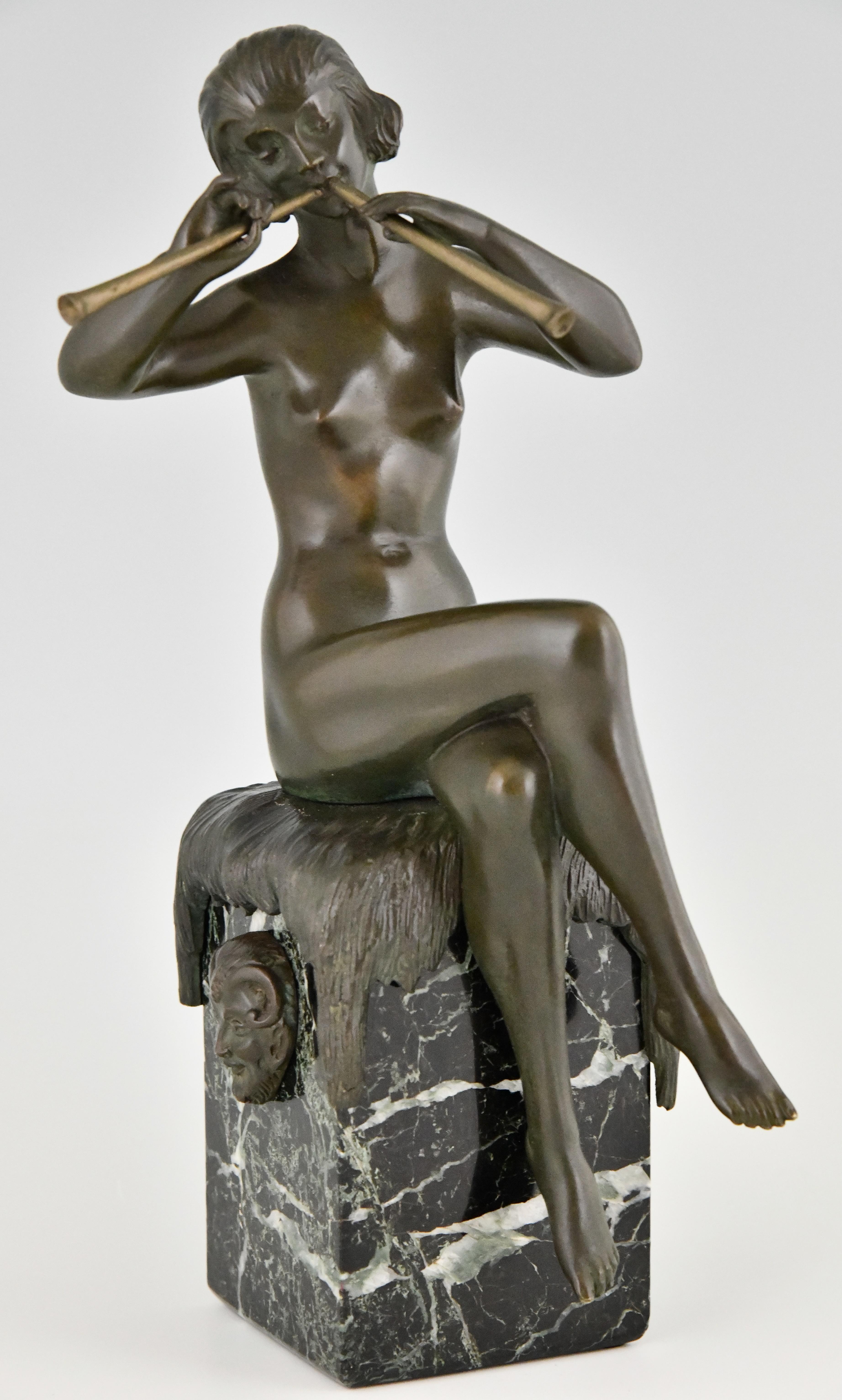 Bronzo Scultura in bronzo Art Deco con nudo seduto e flauti di Matto Marcel Bouraine 1930 in vendita