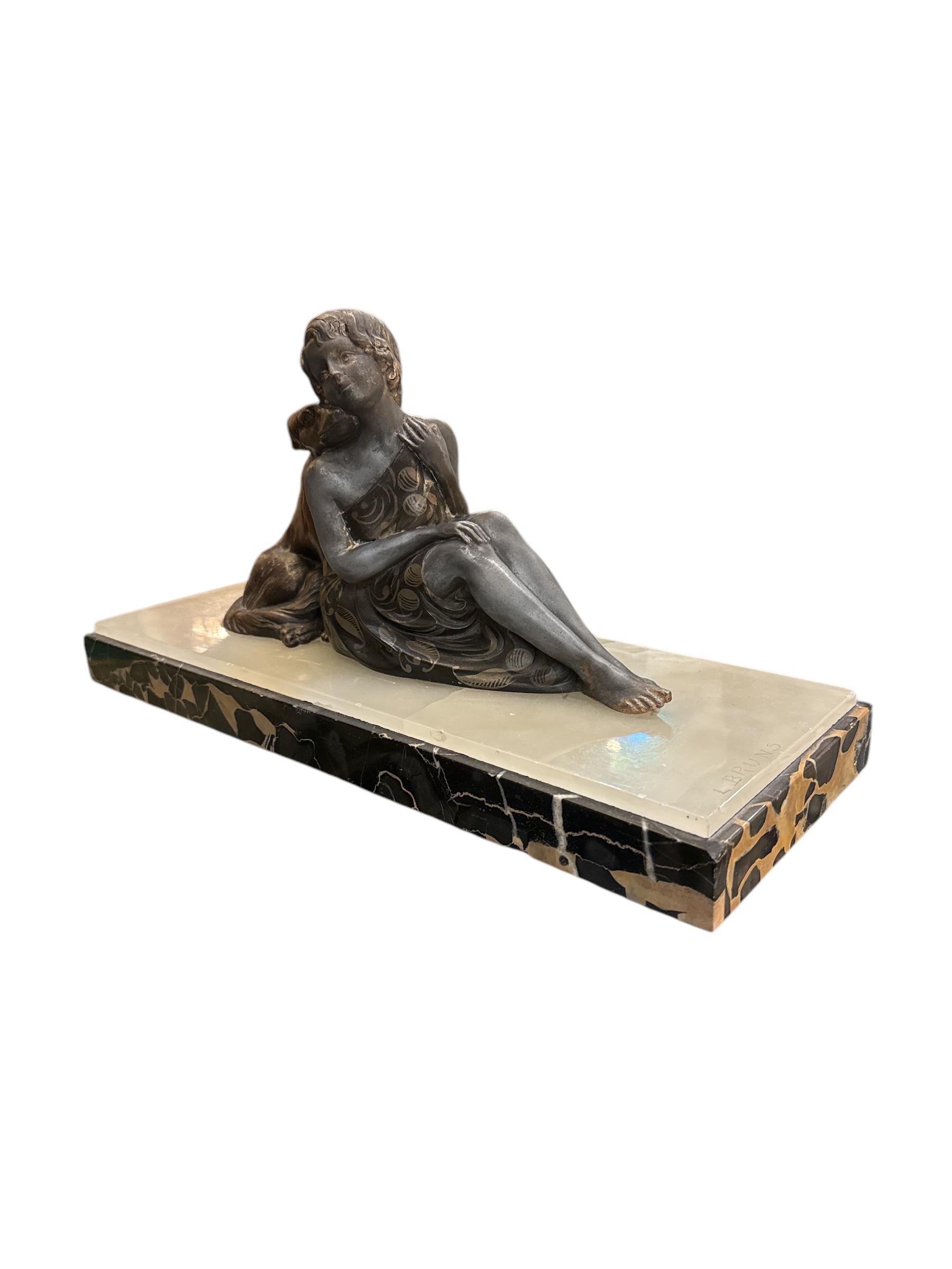 Cette exquise sculpture en bronze de style Art déco, signée par l'artiste de renom I.L.A., capture magnifiquement le lien dynamique entre une jeune fille et son chien. Avec une attention méticuleuse aux détails, la pièce met en valeur le mouvement