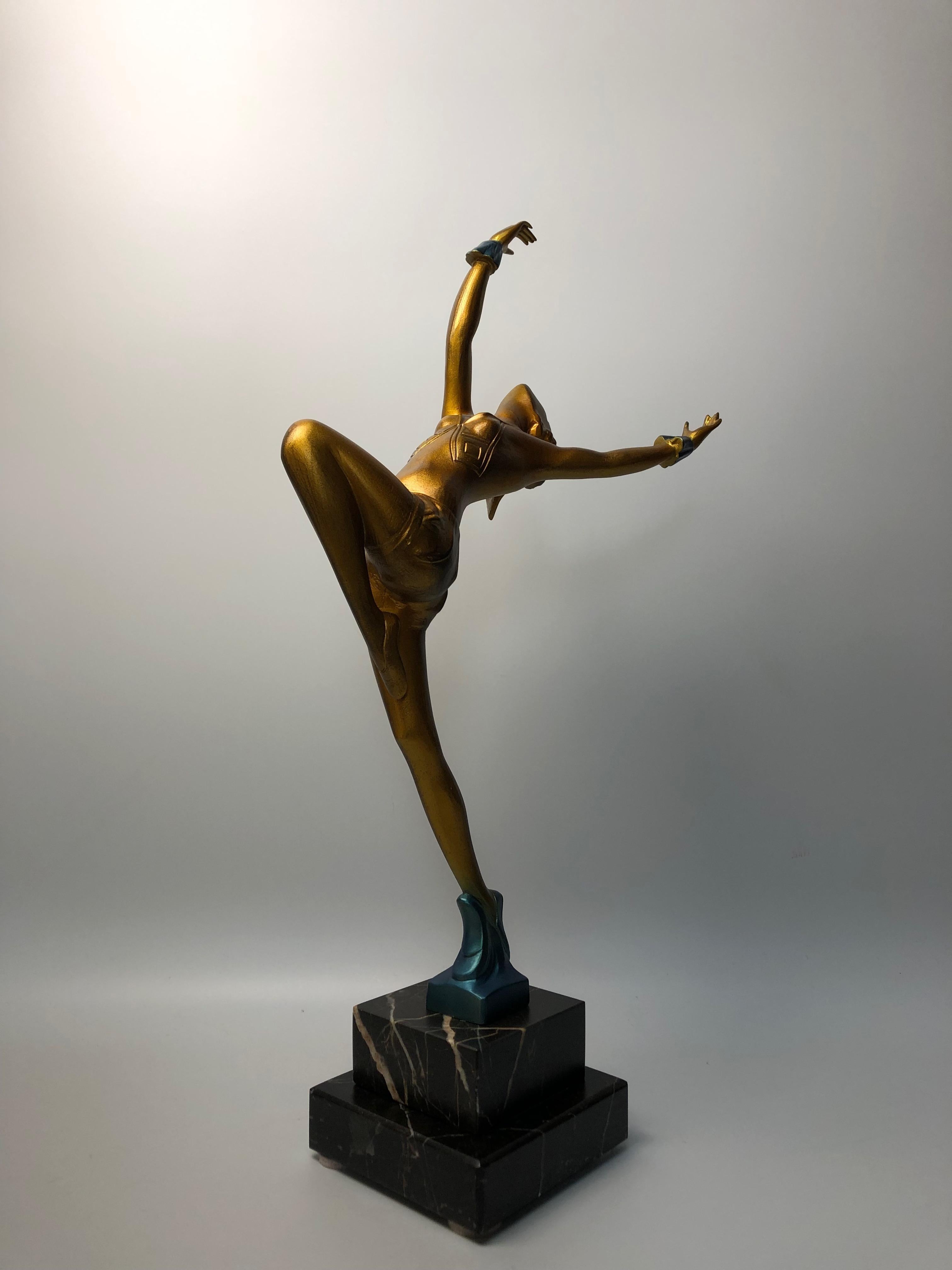 Cold-painted Austrian bronze. 
Dancer with her hands raised on a port marble base.
Signed Dakon on the marble.
Total height: 47 cm
Width: 26 cm
Depth: 11 cm
Weight: 5 Kg

Stefan Dakon (1904–1992) was an Austrian artist who worked in close