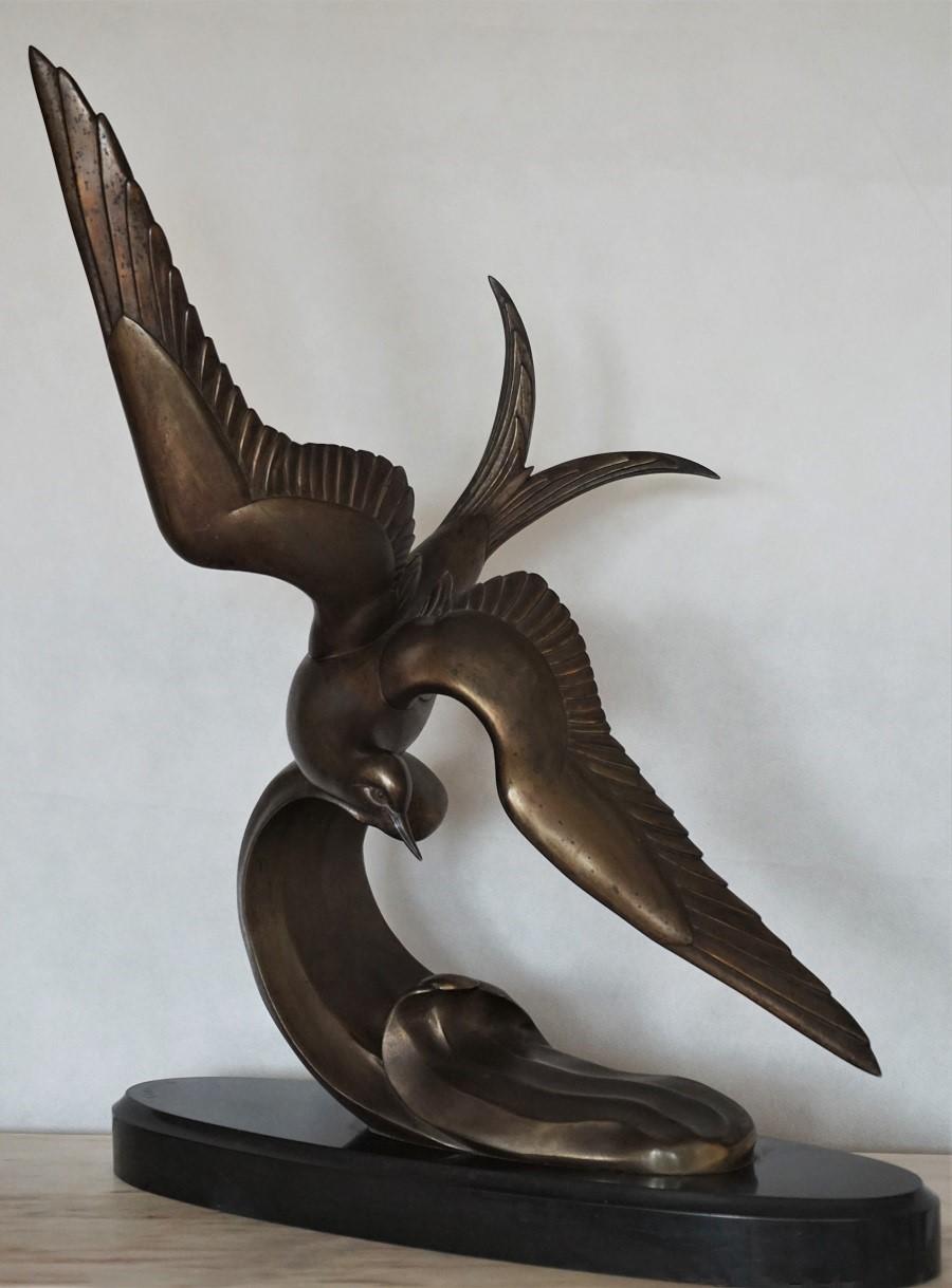 Belle et grande sculpture Art déco d'une sterne en vol au-dessus de vagues en crête:: réalisée par la sculptrice animalière française Irénée Rochard (1906-1984). Thern et les vagues sont en bronze avec de merveilleux détails:: le tout sur une base