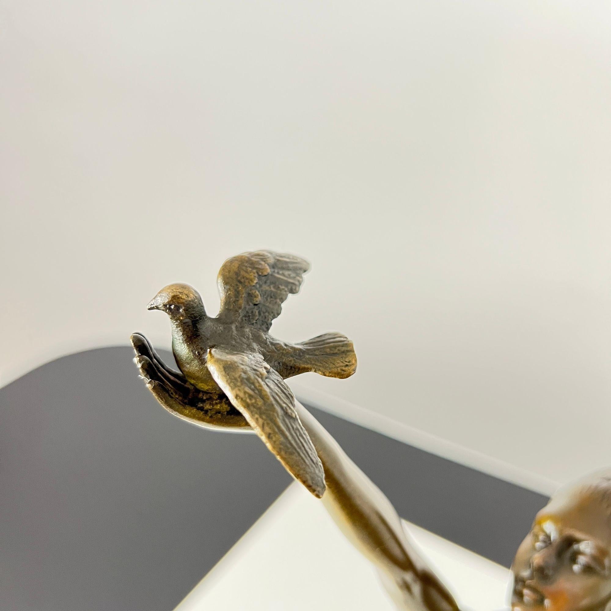 Art Deco Bronze Sculpture ‘Woman with dove' by A. Gennarelli, Paris, 20th C. For Sale 5