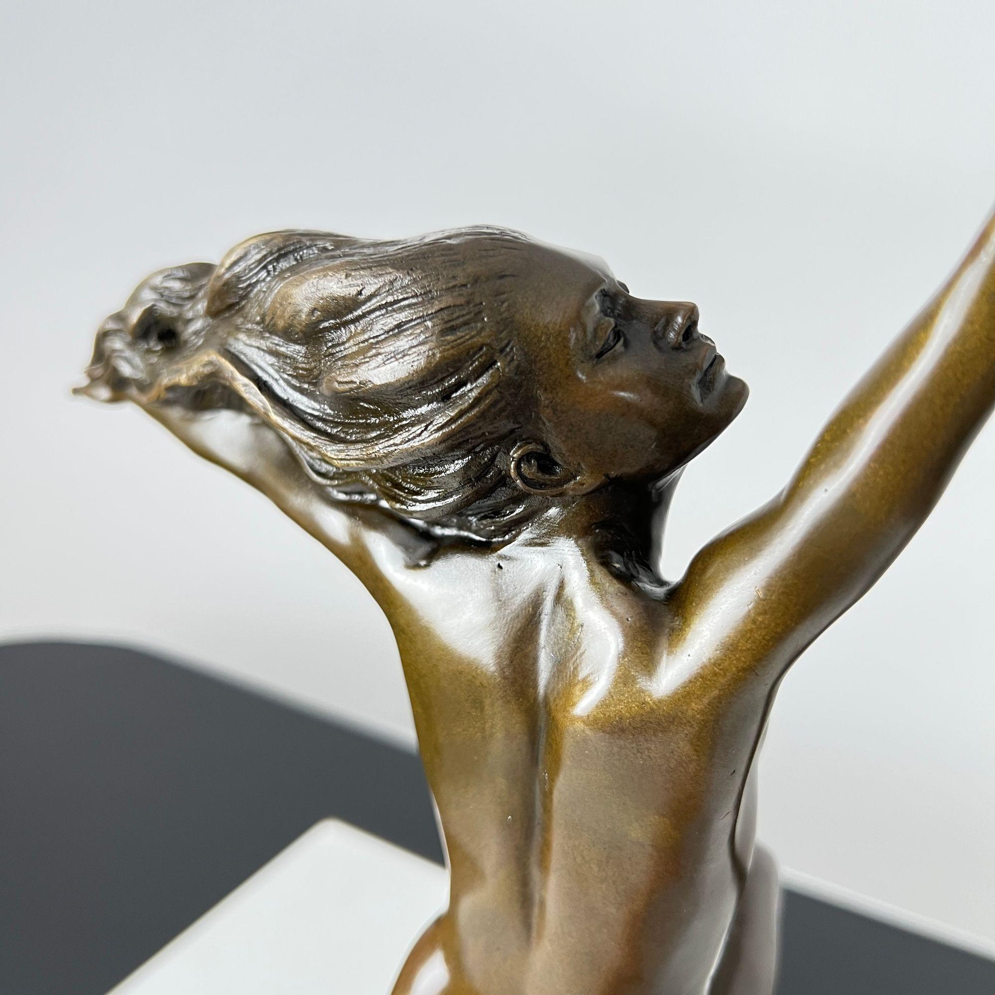Art Deco Bronze Sculpture ‘Woman with dove' by A. Gennarelli, Paris, 20th C. For Sale 7