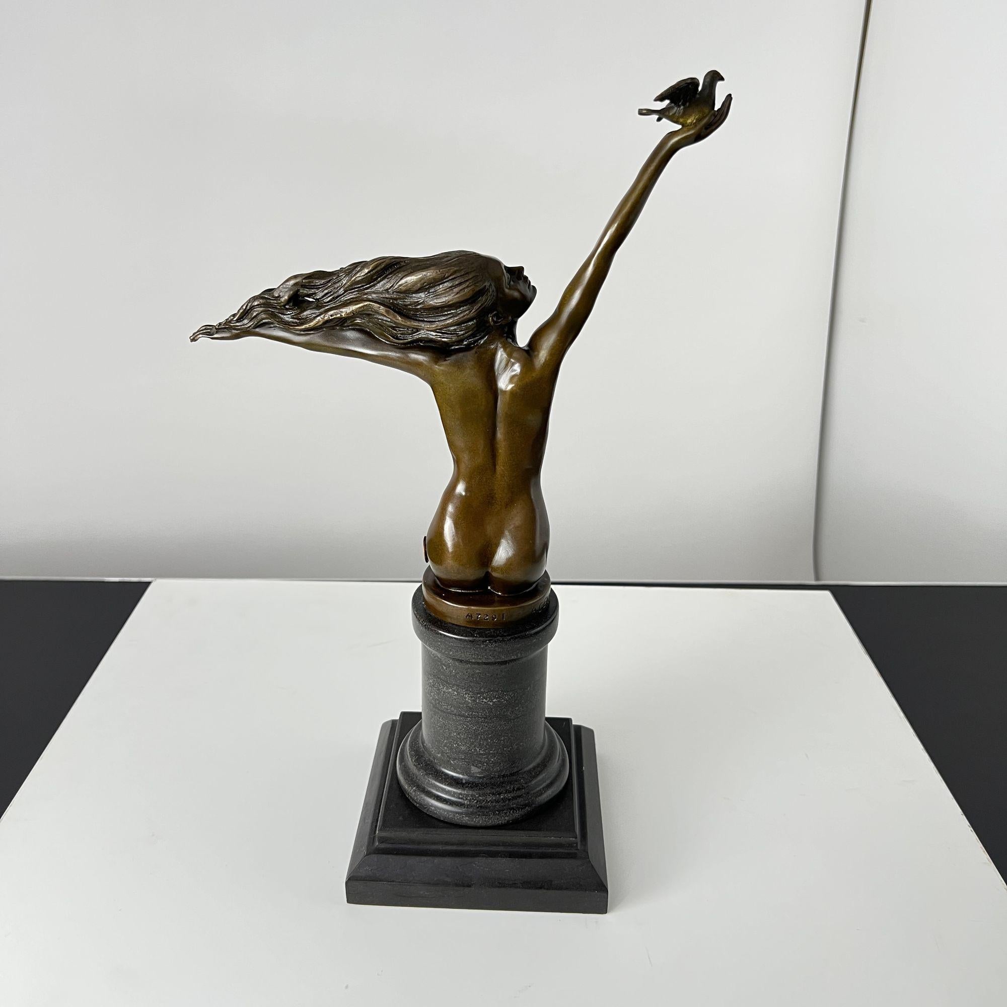 Art Deco Bronze Sculpture ‘Woman with dove' by A. Gennarelli, Paris, 20th C. For Sale 8
