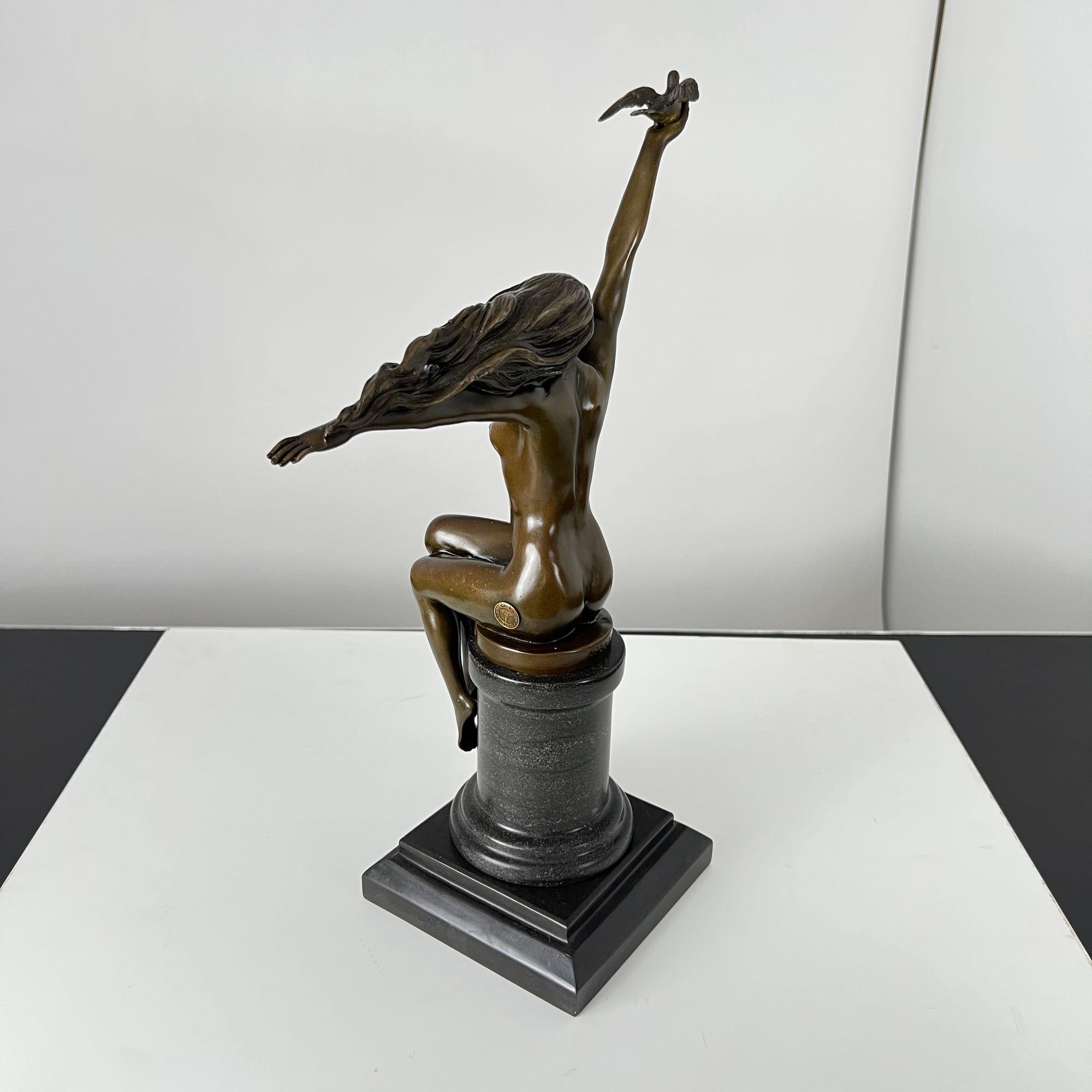 Art Deco Bronze Sculpture ‘Woman with dove' by A. Gennarelli, Paris, 20th C. In Good Condition For Sale In Regensburg, DE
