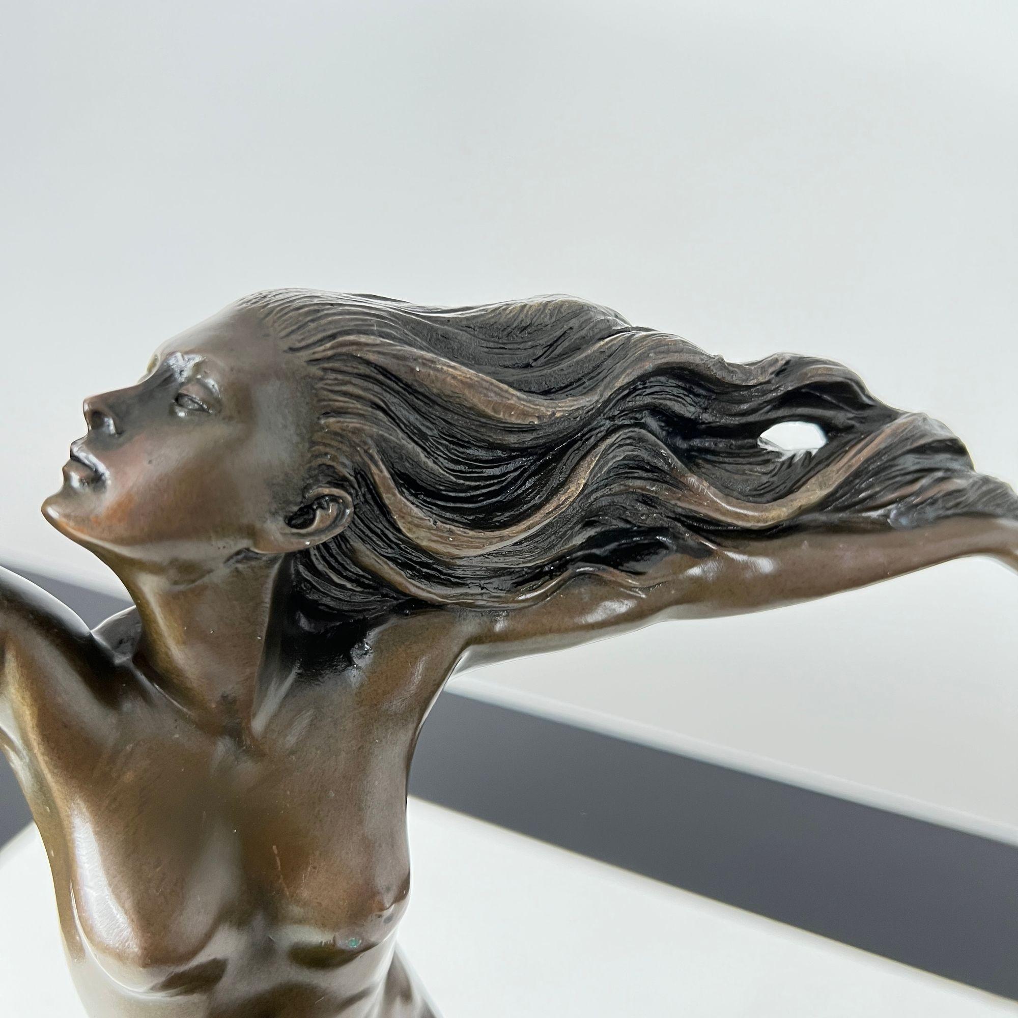 Art Deco Bronze Sculpture ‘Woman with dove' by A. Gennarelli, Paris, 20th C. For Sale 4