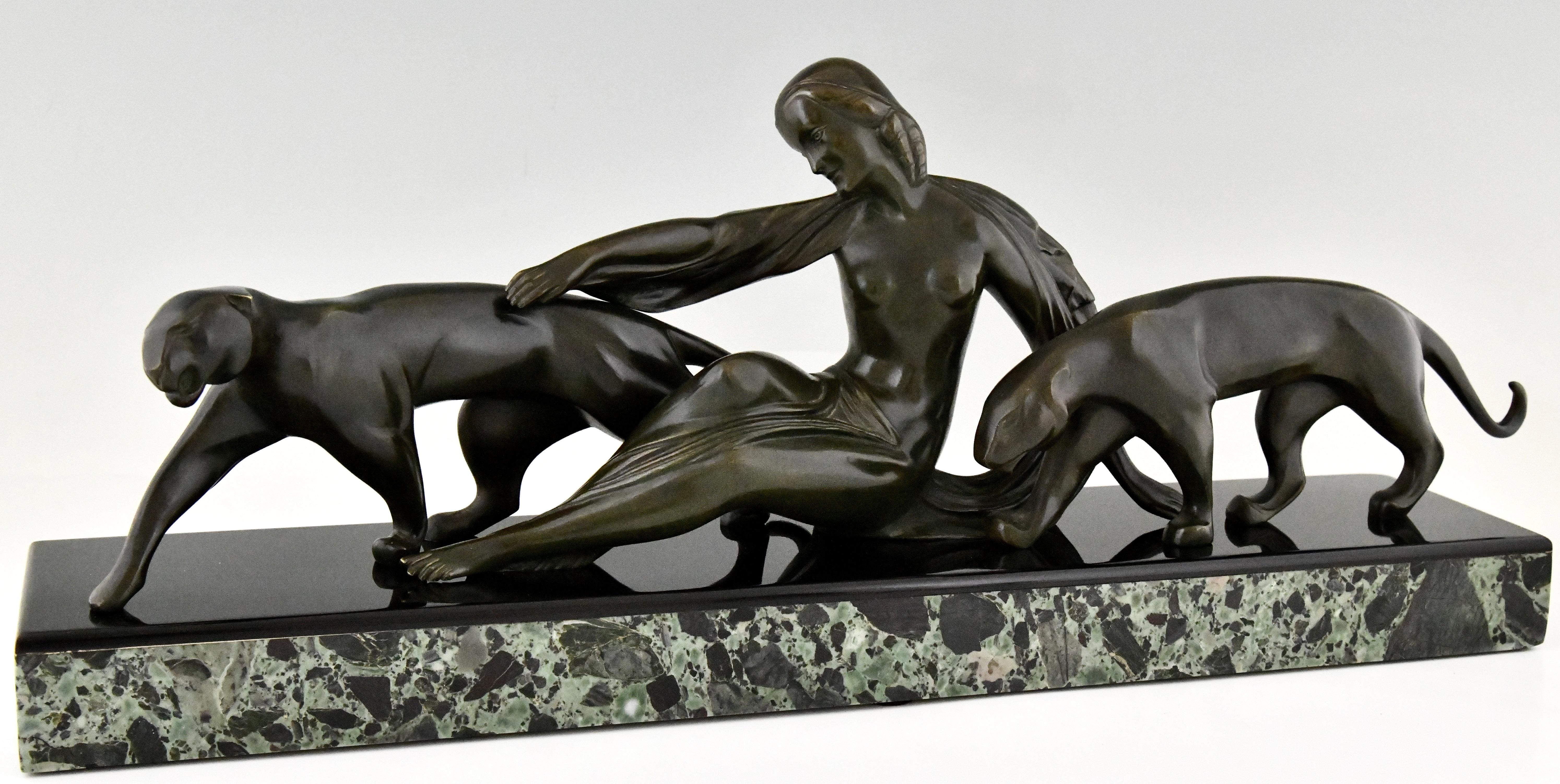 Art Deco bronze sculpture woman with panthers signed by Michel Decoux.
Patinated bronze on a Belgian Black and green marble base.
France 1920.
A similar model is illustrated on page 294 of the book
Dictionnaire illustré des sculpteurs animaliers &