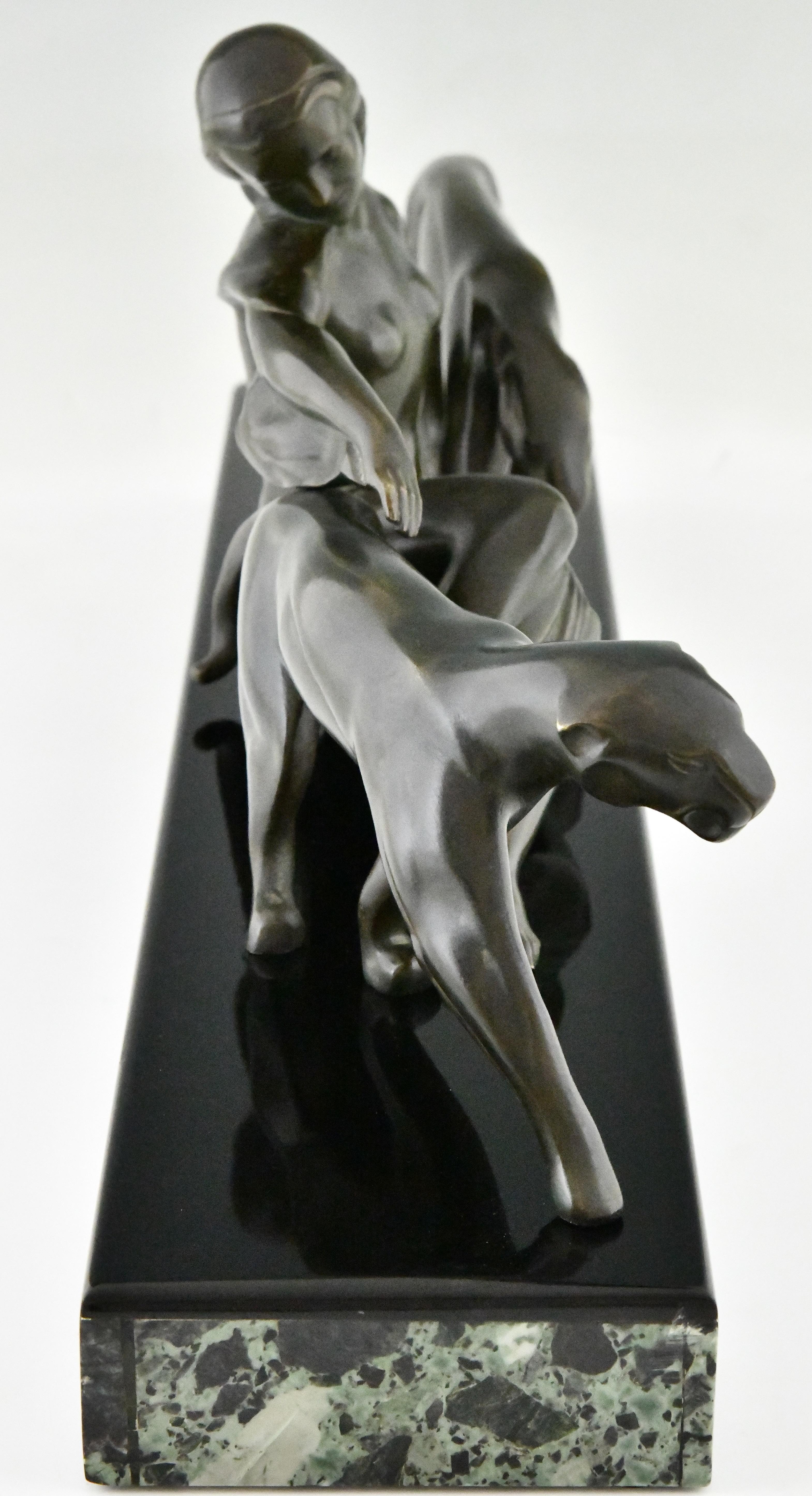 Patiné Sculpture de femme avec panthères Art déco signée Michel Decoux 1920