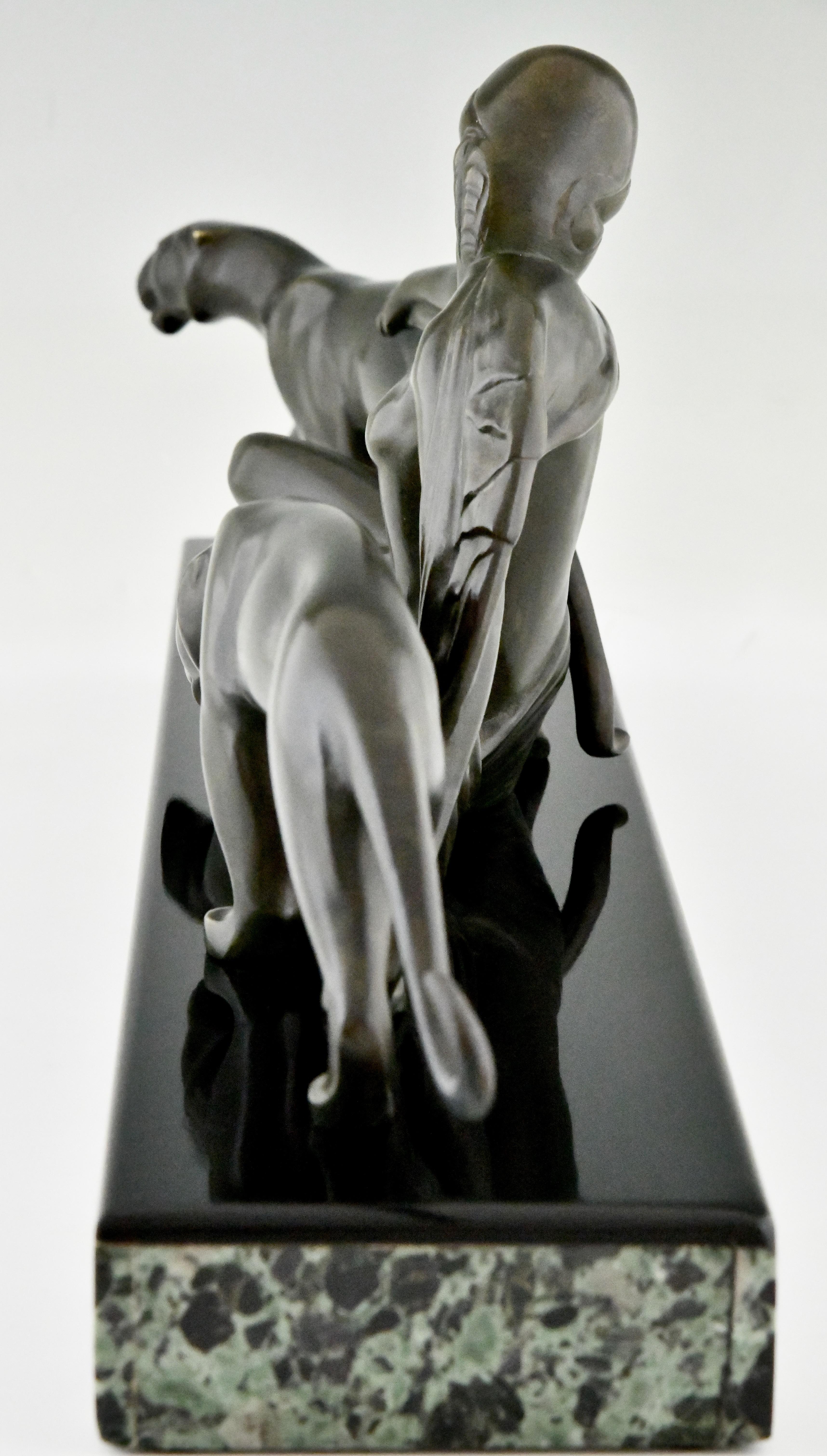 Sculpture de femme avec panthères Art déco signée Michel Decoux 1920 1