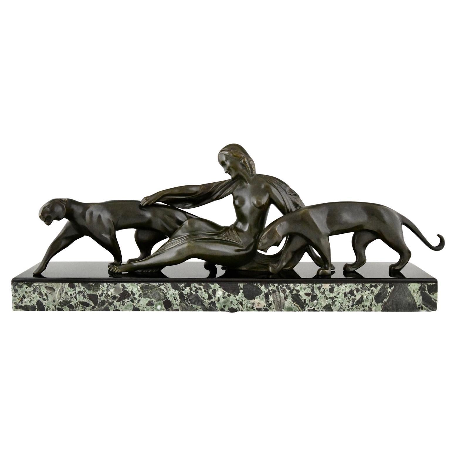 Bronzeskulptur einer Frau im Art déco-Stil mit Panthern, signiert von Michel Decoux, 1920
