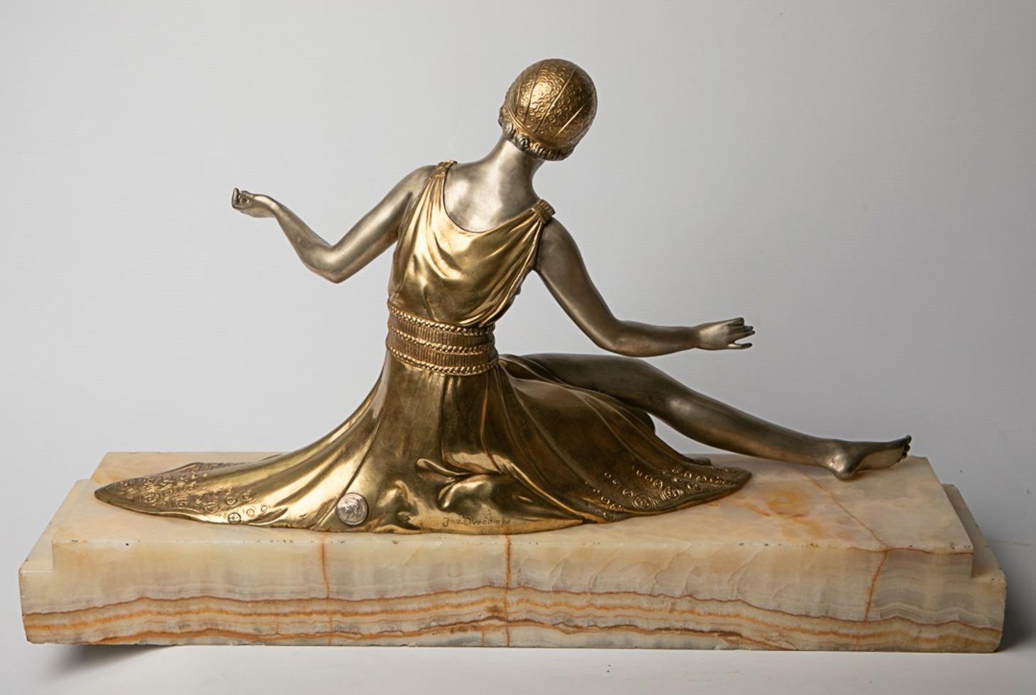 Art Deco Bronze (Sitzende Frau)
Künstler Joe Descomps (1869-1950)
Herkunft Frankreich
silber und vergoldet
Sockel aus Onix-Marmor
möglicherweise fehlend - Rute mit drei Vögeln.