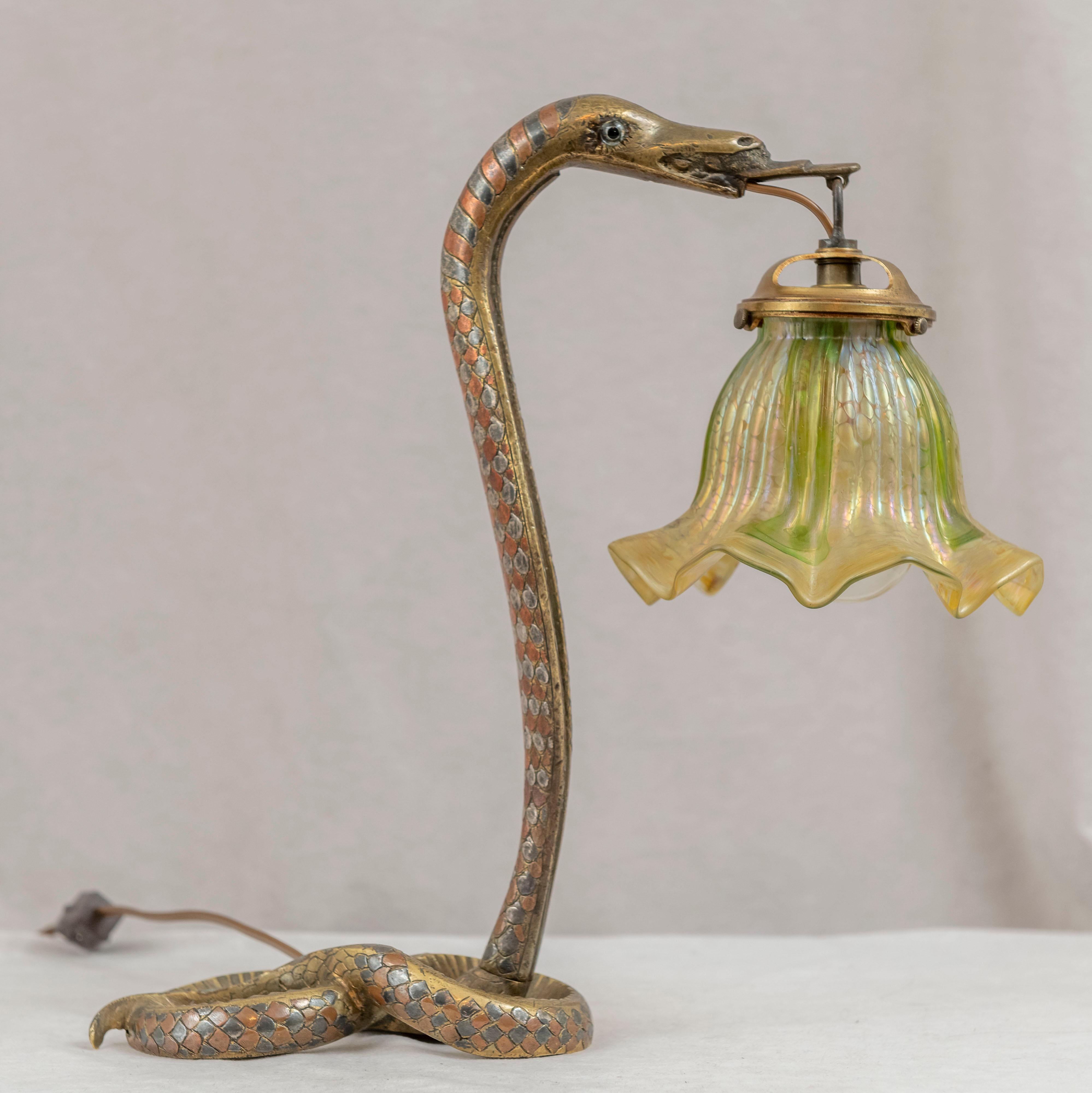 Serpent Art Déco en bronze avec abat-jour en verre d'art, Autriche, vers 1920 3