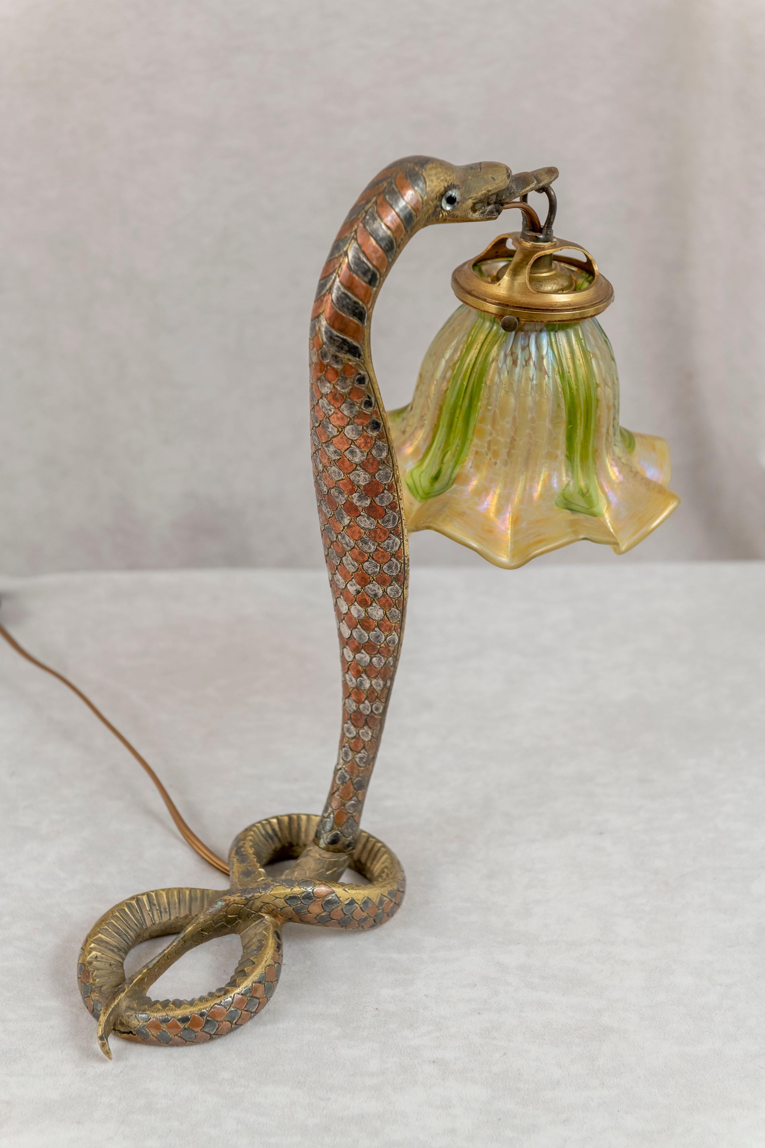 Serpent Art Déco en bronze avec abat-jour en verre d'art, Autriche, vers 1920 6