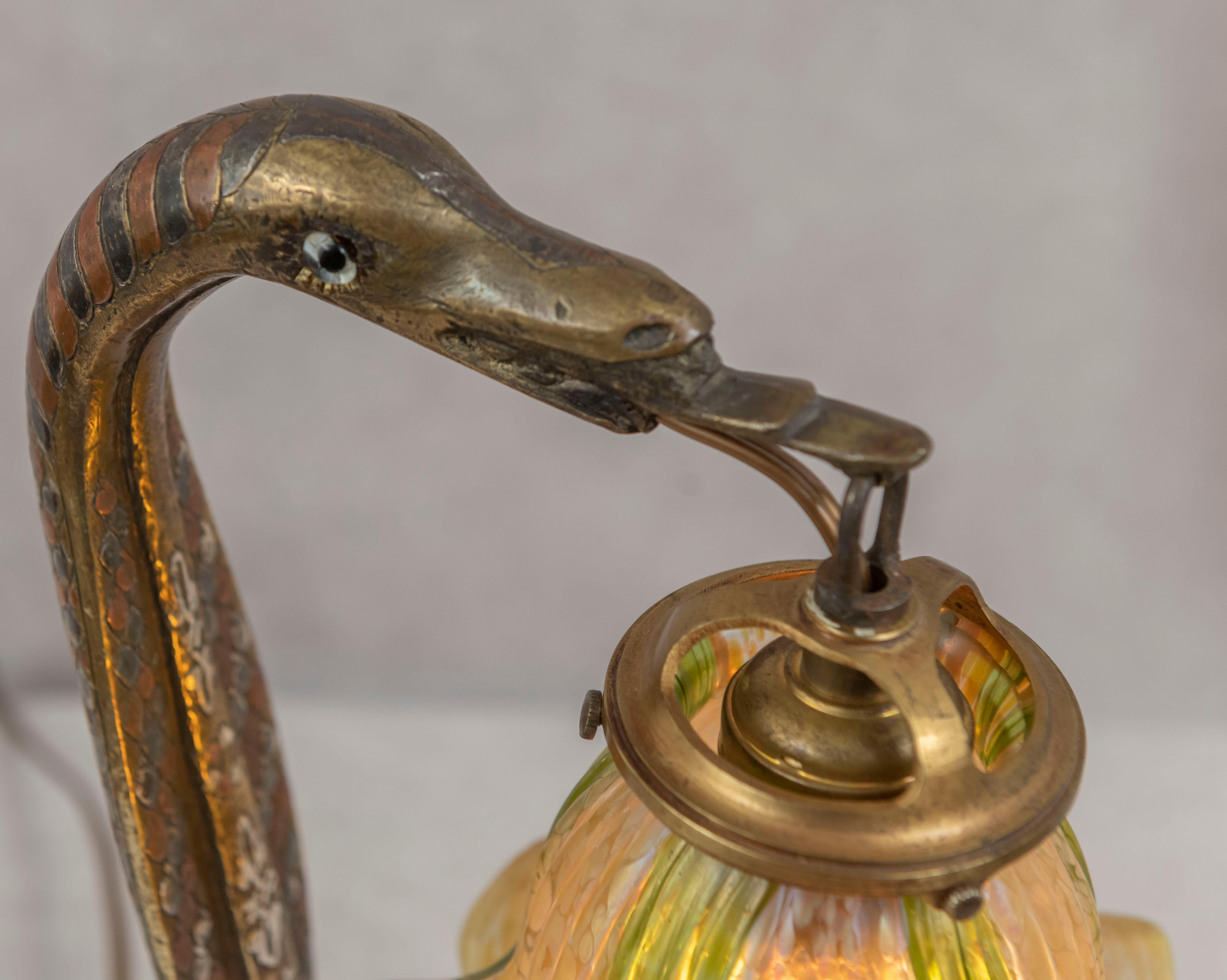 Autrichien Serpent Art Déco en bronze avec abat-jour en verre d'art, Autriche, vers 1920