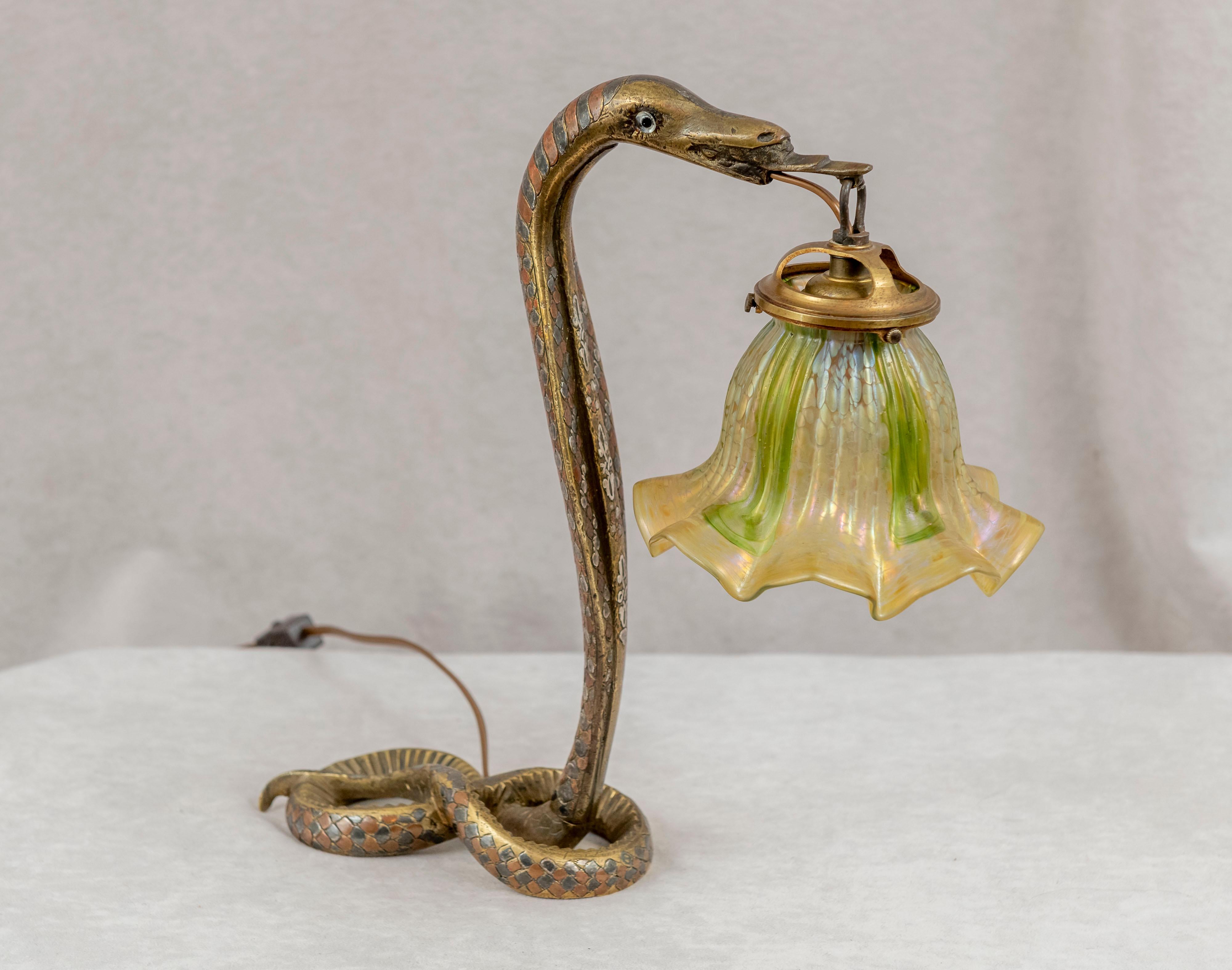 Fait main Serpent Art Déco en bronze avec abat-jour en verre d'art, Autriche, vers 1920