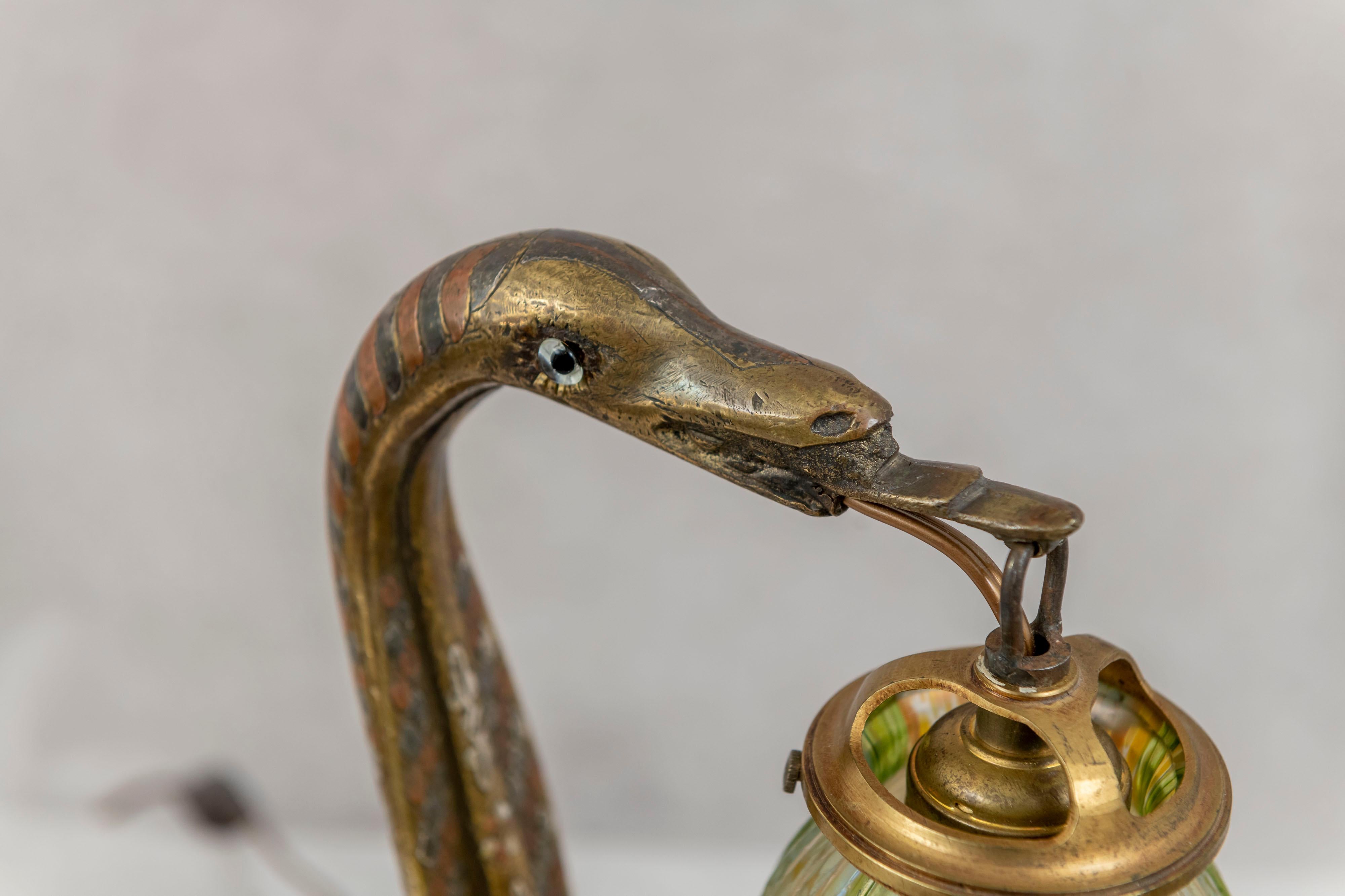 Serpent Art Déco en bronze avec abat-jour en verre d'art, Autriche, vers 1920 Bon état à Petaluma, CA