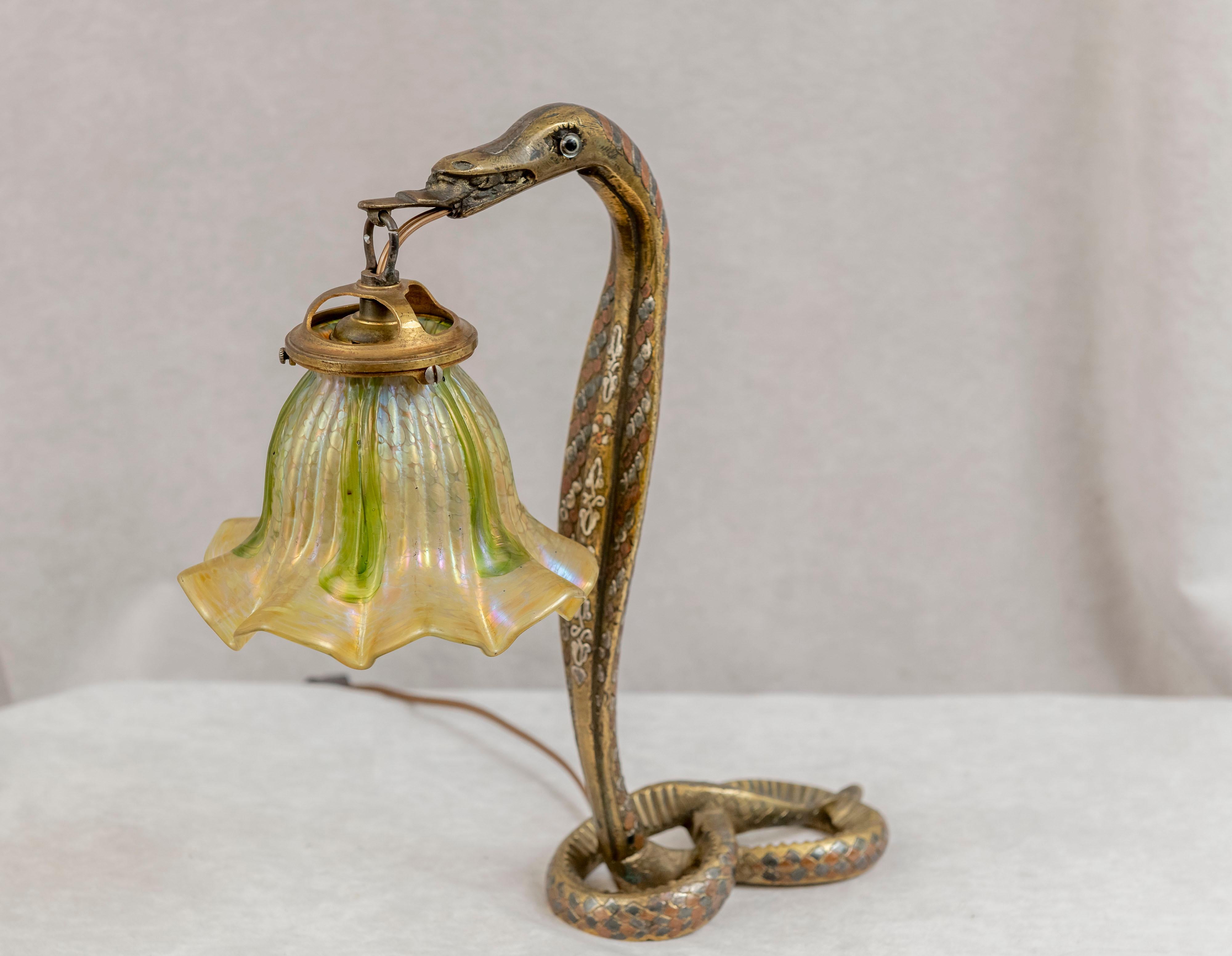 Début du 20ème siècle Serpent Art Déco en bronze avec abat-jour en verre d'art, Autriche, vers 1920