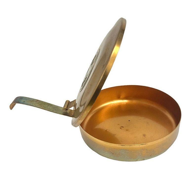 L'Art Decor in bronzo con stallone equestre Creest Silent Butler Crumb Pan di Silver Crest è un oggetto di ottima fattura, funzionale e decorativo. Sul coperchio superiore è presente uno stemma di stallone in tonalità argento molto lucido su una