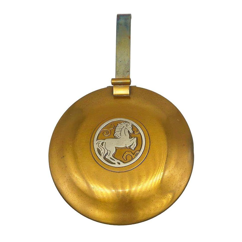 Metà XX secolo Padella per briciole Art Deco Bronze Stallion Crest Silent Butler di A. Silver Crest in vendita