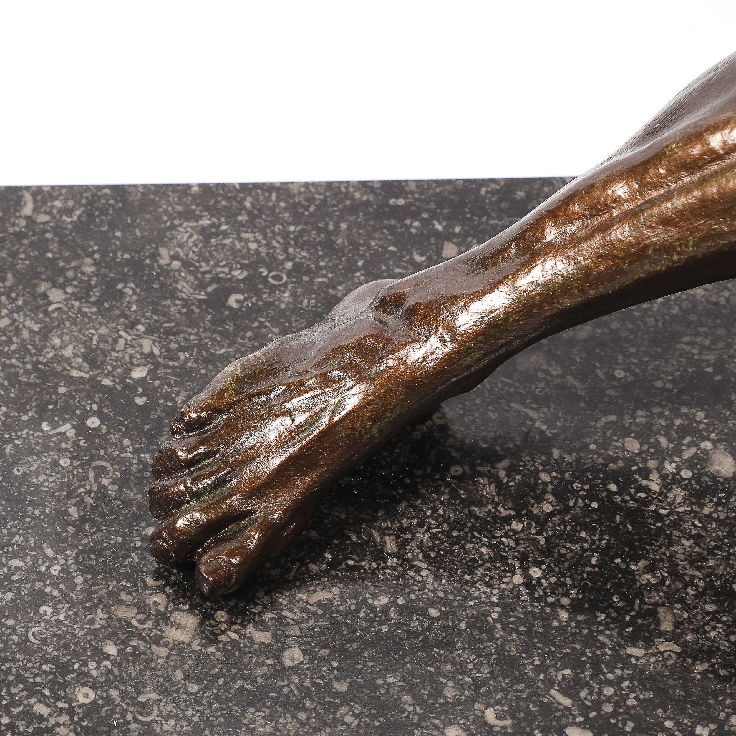 Metà XX secolo Statua di bronzo Art Deco di un uomo 