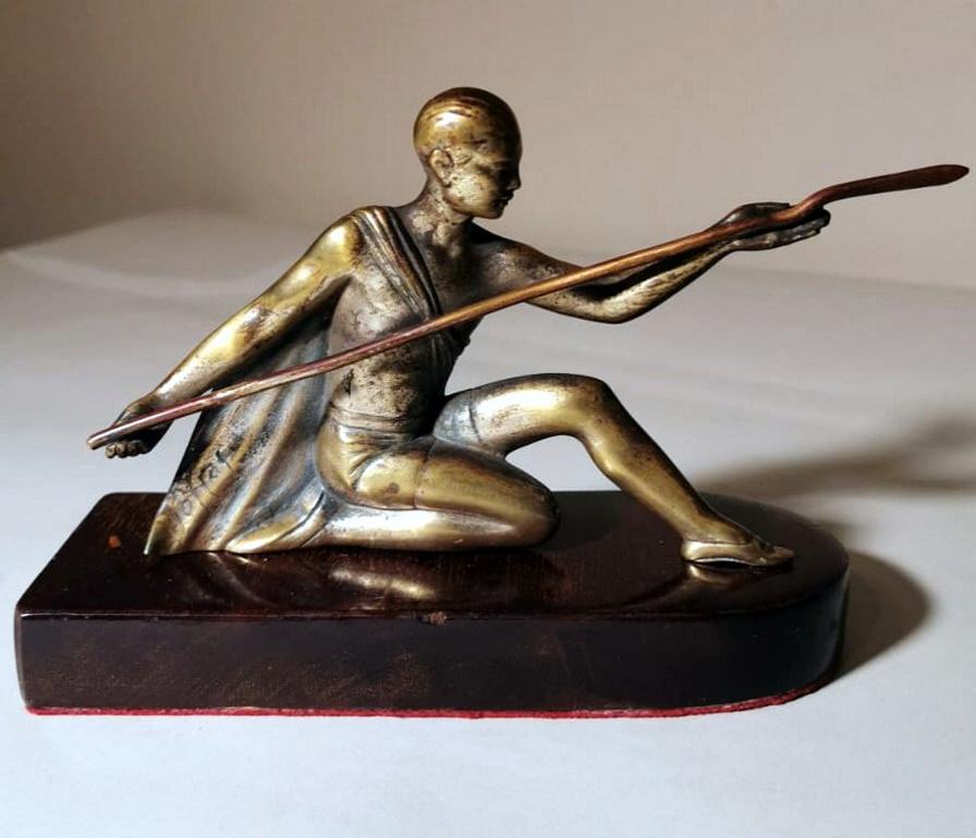 We kindly suggest you read the whole description, because with it we try to give you detailed technical and historical information to guarantee the authenticity of our objects.
Iconic and particular statuette in cast bronze with wooden base, depicts